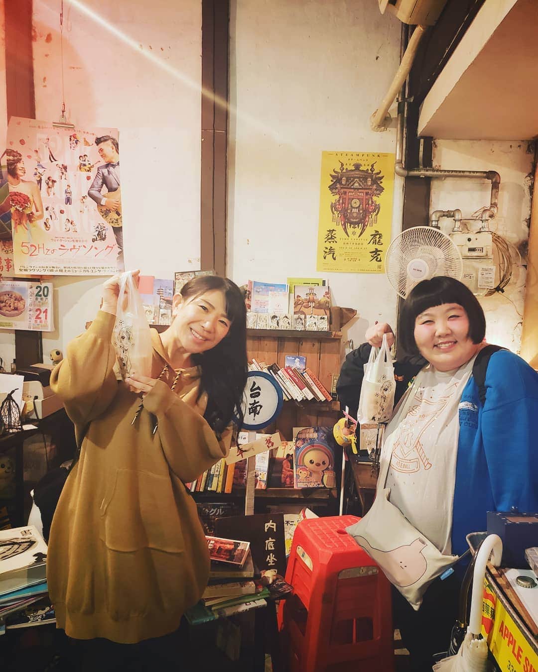 服部ひで子のインスタグラム：「今日から、 60周年『吉本新喜劇ワールドツアー』  すっちー&酒井藍座長班が始まります(*^^*)！！ 初日は、 【宮崎】メディキット県民文化センター 演劇ホール。  前売は完売しておりますが、若干枚当日券の販売があるそうです！  14:00公演　12:30販売開始 18:00公演　16:30販売開始  当日券販売窓口にて販売！ 是非、宜しくお願いします(*^。^*)！！！ そして、 今日のよしもと新喜劇は、酒井藍座長週です✨ 📺12:54～13:54📺是非ご覧くださいませ～(*^。^*)(*^。^*)！ #よしもと新喜劇 #吉本新喜劇 #新喜劇 #吉本新喜劇ワールドツアー」