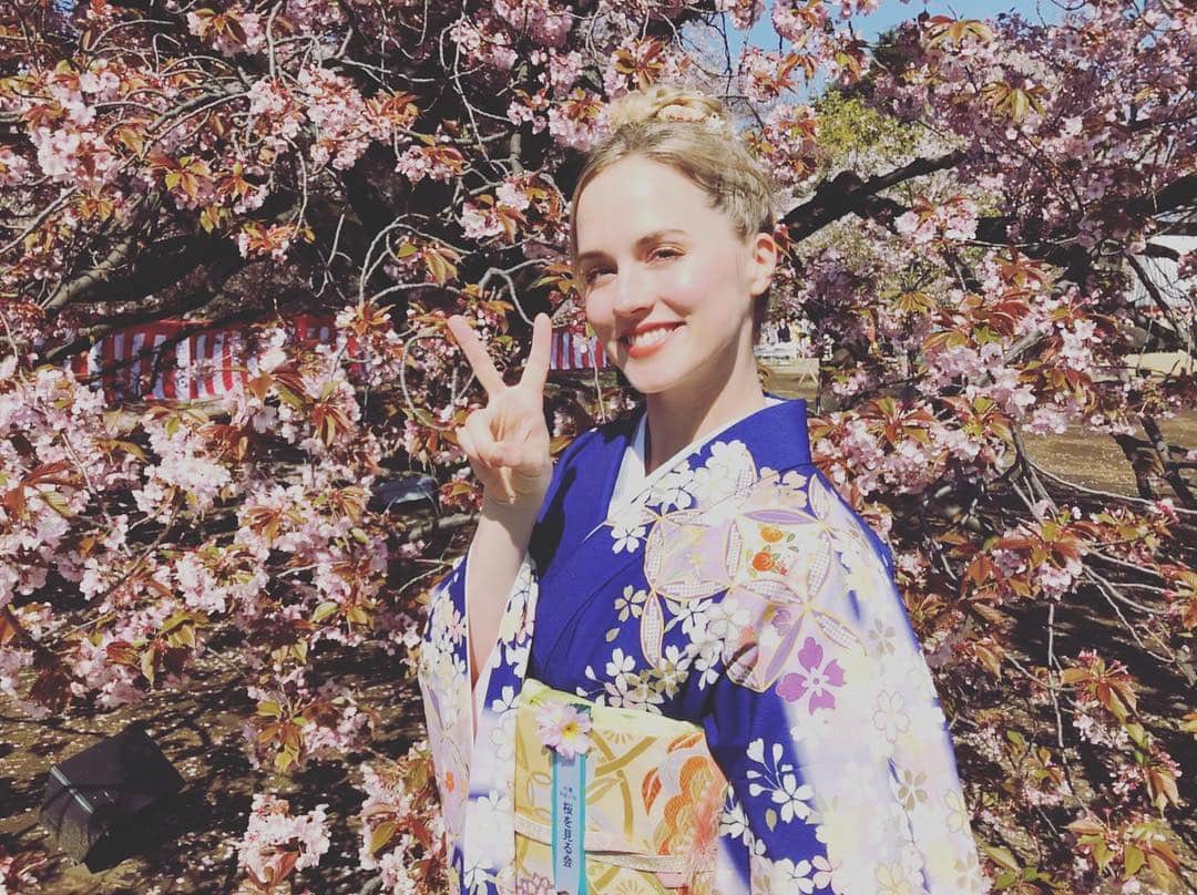 ナタリー・エモンズさんのインスタグラム写真 - (ナタリー・エモンズInstagram)「内閣総理大臣主催の桜を見る会にご招待いただきました！桜🌸なくなってると思ったけどすごくキレイだったし、いろんな人たちに出会えてとても楽しかったです！ #桜を見る会 #ナタリーエモンズ」4月13日 11時59分 - natalieemmons