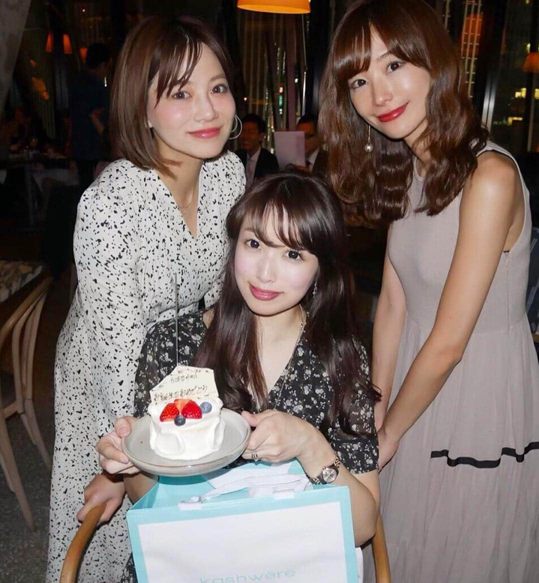 越馬千春さんのインスタグラム写真 - (越馬千春Instagram)「. . 楽しい夜🌉🌙👩‍👩‍👧💓 . . 久しぶりに3人で集まれたと思ったらサプライズだ😭❣️ 早めのお誕生日のお祝いしていただきました🎂💓 . 本当に感謝です✨ いつもありがとう❤️ . 後ほどコーデもアップします✨ #coordinate #コーディネート #きょコ #コーデ #fashion #ootd #おでかけコーデ #onepieceholic #ワンピース #エクラン #春ワンピース #花柄ワンピース #花柄 #春服 #春コーデ #spring #女子会 #theapolloginza #誕生日 #birthday #千春の趣味」4月13日 12時00分 - chiharukoshiba