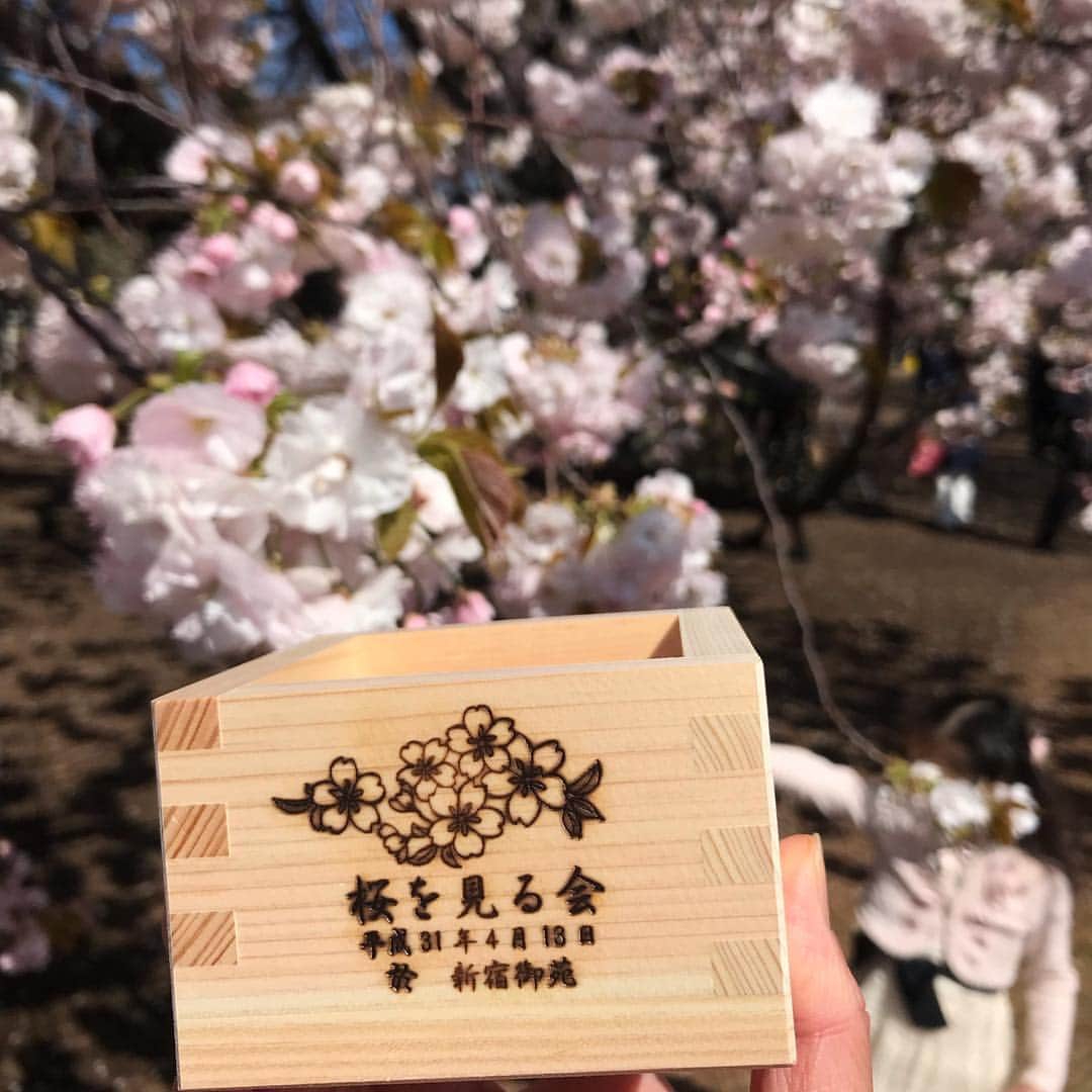 小谷あゆみのインスタグラム：「#桜を見る会 でしたー！ なんと言っても今年の大収穫はこちら！2枚目写真！ #令和おじさんに会いましたー‼️ #令和おじさん」