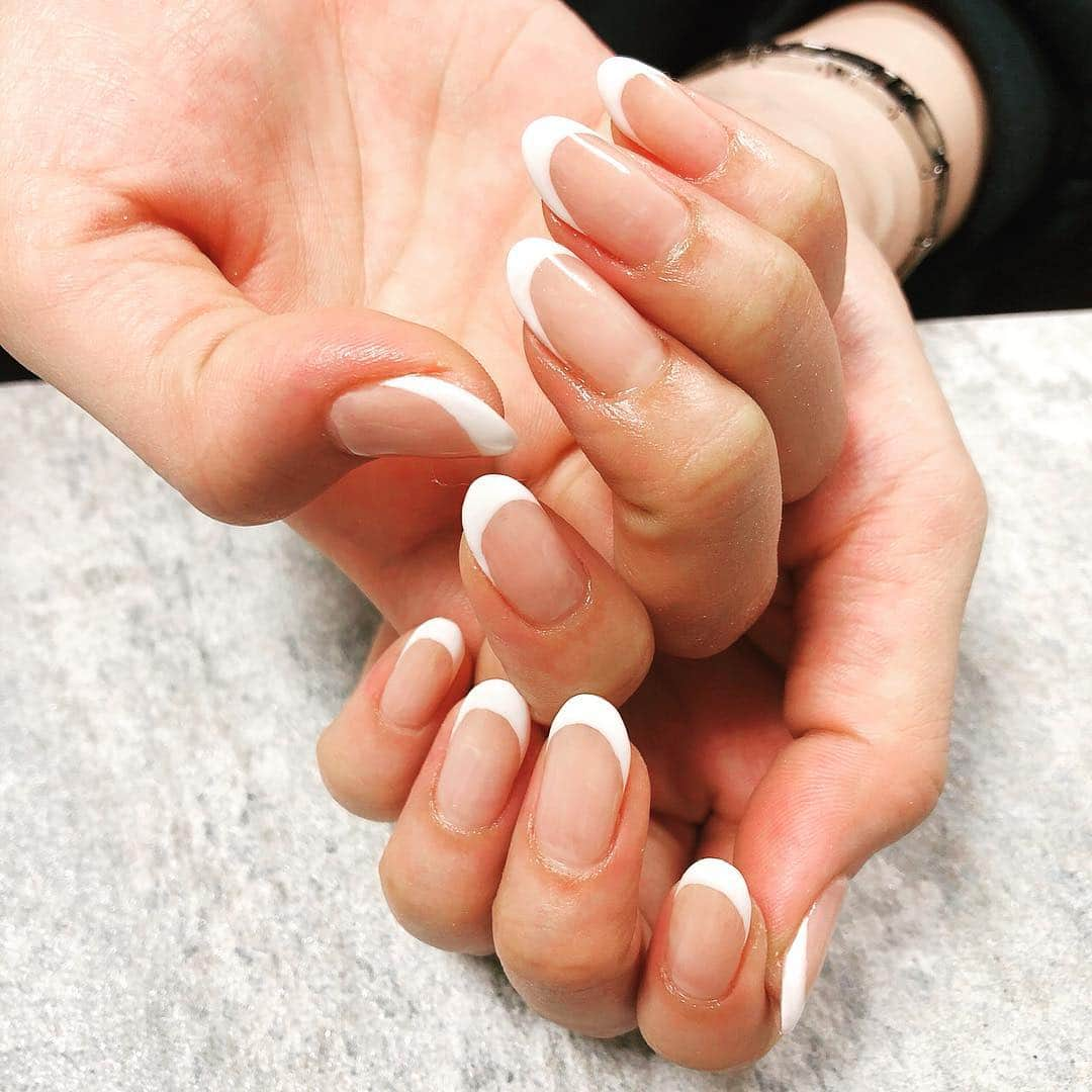 瀬戸山清香さんのインスタグラム写真 - (瀬戸山清香Instagram)「New nails 💓🌸 シンプルにフレンチにしました💅 ゆかさんありがとう〜♪ #newnails #フレンチネイル #simpleisthebest #明後日から台湾なの #準備しなきゃ #天気悪いみたいなんよね #晴れてくれないかなぁ🌞 #ここ最近台湾と韓国しか行ってないな #次はベトナムとタイ行きたいな」4月13日 12時10分 - setoyama_sayaka