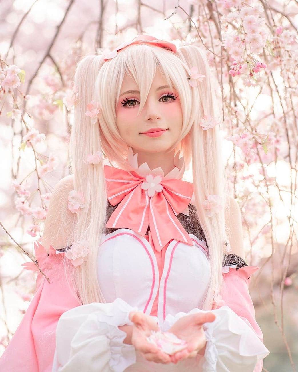 ソフィーさんのインスタグラム写真 - (ソフィーInstagram)「Serving Sakura Realness 🌸 . Photographer: @lukecraigphoto . #sakuramiku #sakuramikucosplay #hatsunemiku #hatsunemikucosplay #cosplayer #cospaly #japan #sakurajapan #peachmilky」4月13日 12時06分 - peachmilky_