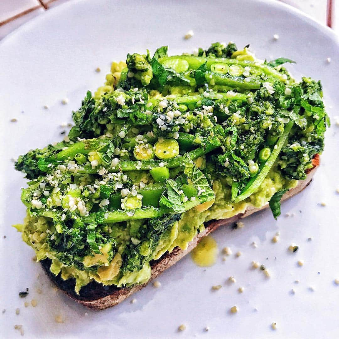 ケイラ・アイトサインズさんのインスタグラム写真 - (ケイラ・アイトサインズInstagram)「[[AVO + TOAST]] I know I say this ALL the time but this is one of my FAVOURITE breakfasts 🥑😁. So quick to make when you are short on time and super easy to make at the office. Head to the blog for MORE quick, healthy breakfast recipes. https://www.kaylaitsines.com/blogs/lifestyle/4-quick-healthy-breakfasts-for-the-office Pic: @kalememaybe」4月13日 12時08分 - kayla_itsines