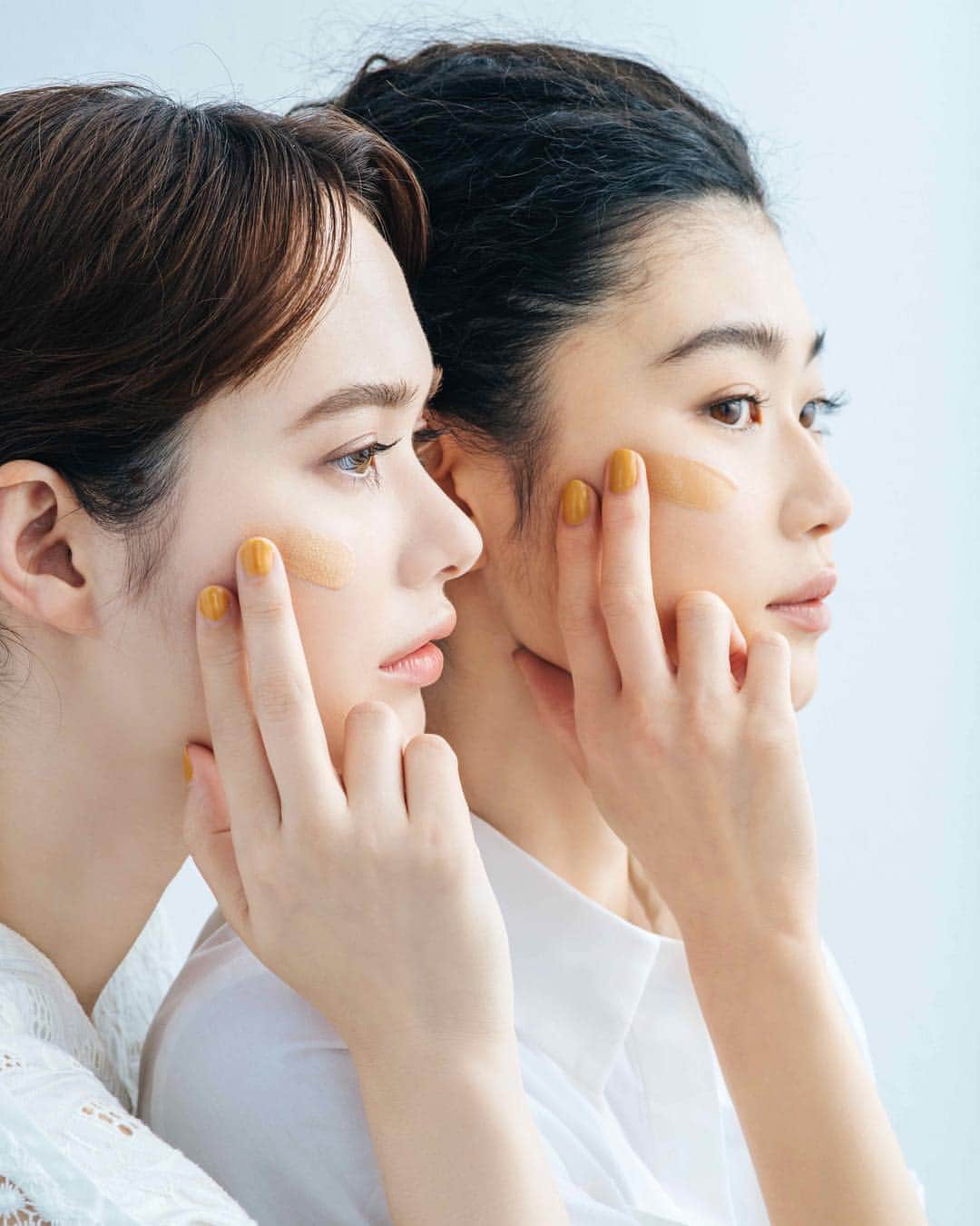M∙A∙C Cosmetics Japanのインスタグラム：「⠀ 「スタジオ フィックス フルイッド SPF 15」がカラーバリエーション豊富になって登場✨ 人気の秘密は”カバー力”と”崩れにくさ”❤️ ⠀ ⠀ #MACStudioFix #スタジオフィックス #EveryShadeOfYou ⠀ ⠀ MAKEUP: M·A·C NATIONAL ARTIST RYOKO SHIONO @mac_ryoko MODEL: AN @blossom.jij ⠀ ⠀ MAKEUP: MAYUKO MOGAMI @macpro_tokyo MODEL: REINA MICHELLE MAMA @remachan ⠀ ⠀ PHOTO: @takaki_iwata HAIR: @gxxxxxo DIRECT: @aiaizm ⠀ ⠀ ⠀ ⠀ ⠀ ⠀ #MACCosmeticsJapan #MACコスメ #MACCosmetics  #MAC #コスメ #メイク #foundation #FluidFoundation #Fluid #ファンデーション #フルイドファンデーション #MACスタジオフィックス #新色 #クリーミースキン #サンキススキン #CreamySkin #SunKissSkin」