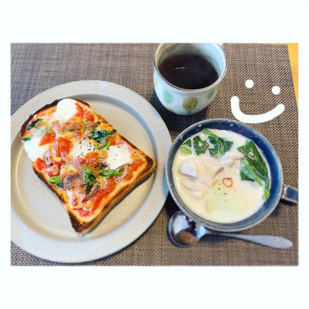 三倉茉奈さんのインスタグラム写真 - (三倉茉奈Instagram)「ピザトーストと豆乳スープ☺︎ トーストは欲張りすぎて具がこぼれ落ちそう笑 トマト、ほうれん草、ベーコン、マッシュルーム、ミックスチーズ、モッツァレラ🍅 #brunch  #pizza #toast  #soup #soymilk  #coffee #cooking」4月13日 12時13分 - mana_mikura_official