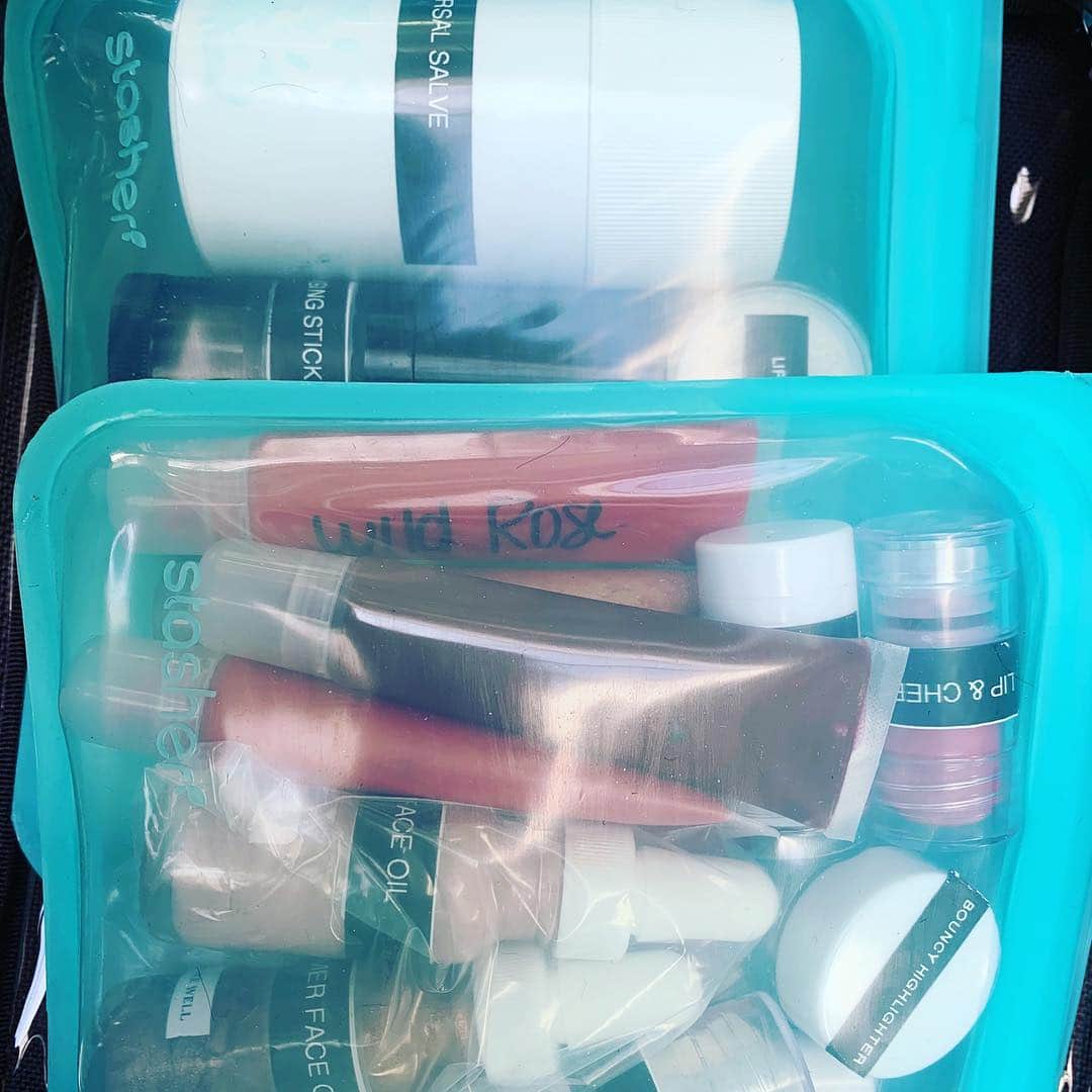 ボビー・ブラウンのインスタグラム：「Sneak peak inside my earth friendly makeup kit for the @indiamakeupshow I am obsessed with @stasherbag and find it the perfect vehicle for packing my makeup , snacks, vitamins and soaked almonds. I have been an organizational freak since I was a young makeup artist. Probably the reason why I originally called my cosmetic line #essentials  I still believe an edited collection is the way to go. I personally only carry 6 to 7 items as many can be used for multi purpose uses. Brown eye pencil, brown shadow,concealer pencil, cream blush, mascara and something illuminating. #keepitsimple always my motto」