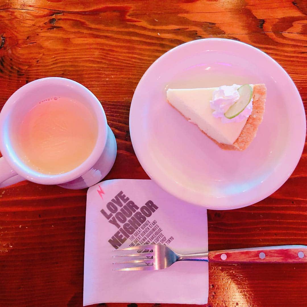 のインスタグラム：「街頭演説の後、少し休憩。 キーライムパイの甘酸っぱさがたまらん！  #代々木上原 #ロイヤルミルクティー  #キーライムパイ  #代々木上原カフェ #goodtownbakehouse  #渋谷区」