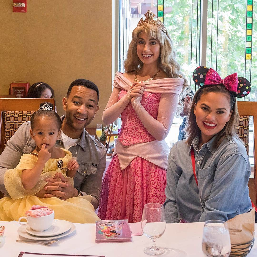 Just Jaredさんのインスタグラム写真 - (Just JaredInstagram)「@chrissyteigen and @johnlegend celebrate Luna’s third birthday early at Disneyland! #ChrissyTeigen #JohnLegend Photos: Joshua Sudock/Disneyland Resort」4月13日 12時30分 - justjared