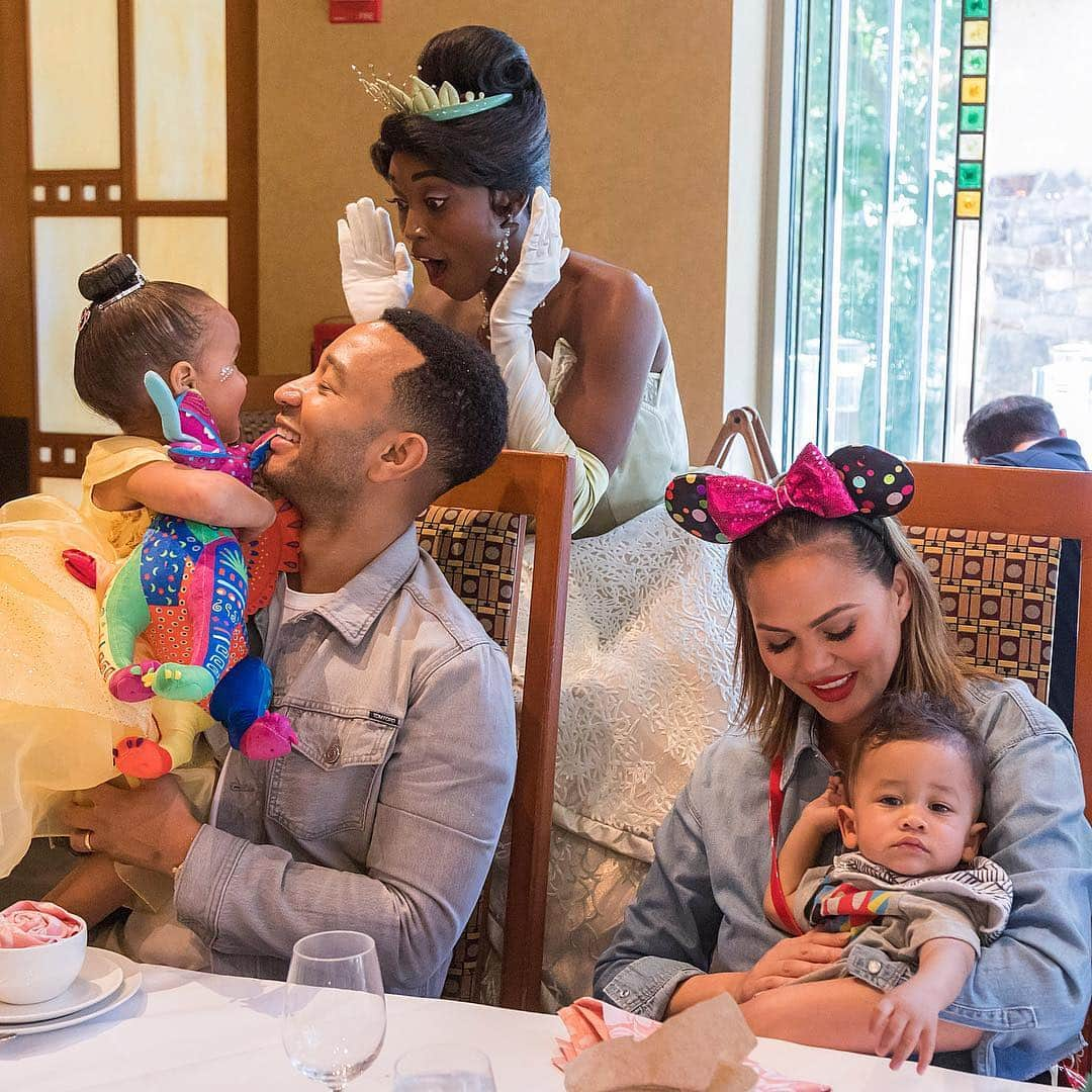 Just Jaredさんのインスタグラム写真 - (Just JaredInstagram)「@chrissyteigen and @johnlegend celebrate Luna’s third birthday early at Disneyland! #ChrissyTeigen #JohnLegend Photos: Joshua Sudock/Disneyland Resort」4月13日 12時30分 - justjared