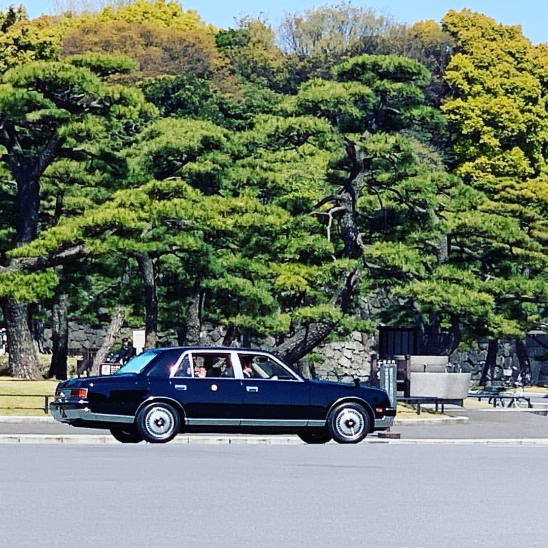 皇居ランナビさんのインスタグラム写真 - (皇居ランナビInstagram)「皇居観光ランニングツアー中に、天皇皇后両陛下のお出かけに遭遇。  皇居から東京駅方面へ車で向かわれました。  手を振ってくれましたよ〜😆 東京駅前の通りは「行幸通り」と言いますが、「行幸」とは天皇がお出かけになることを意味しています。  なるほど、行幸通り！  言葉の意味を実感したできごとでした。  #皇居ランナビ #皇居ラン #ミズノで皇居ラン #ミズノで女子ラン #ランニング女子 #ランニング #ハシリマスタグラム #ランナ#workout #instagood #run #jog #fitness #tokyo #imperialpalace #japan #走るひと #走る人 #followme #おもてなし #おもてなしランナー #running #runningday #jogging #marathontraining」4月13日 12時28分 - kokyorun_navi