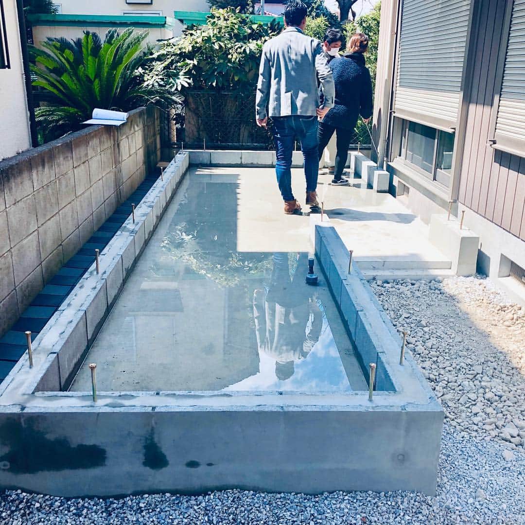 crie style クリエすずき建設さんのインスタグラム写真 - (crie style クリエすずき建設Instagram)「広報丸山の 『こっそりパシャリシリーズ』📷。 今回のパシャリは【代表鈴木×工事部 佐々木×矢島大工】。 クリエすずき建設にて、 増築工事を承りましたお客さま宅での、 現地打合せの模様。 普段デスクワークの多い私にとって、基礎だけの状態をパシャリ出来ることは貴重 |ω・) スタッフの現場打合せ風景も貴重。 お家を建てる上で、基礎も打合せも大事なもの・こと。 そんな、“ 大事 ” が詰まった一枚の写真でした📷 (広報 丸山)  #増築#基礎 #営業#現場監督#大工さん #現場女子 #打ち合わせ#大事 #こっそりパシャリシリーズ #バリアフリー#セカンドライフ #ユニバーサルデザイン #新築#注文住宅 #リノベーション#リフォーム #ライフスタイル#住まいづくり #楽しく人生をデザイン #criestyle#クリエスタイル #crie#クリエ #すずき建設#クリエすずき建設 #クリエすずき #工務店#柏市#柏」4月13日 12時21分 - crie_style
