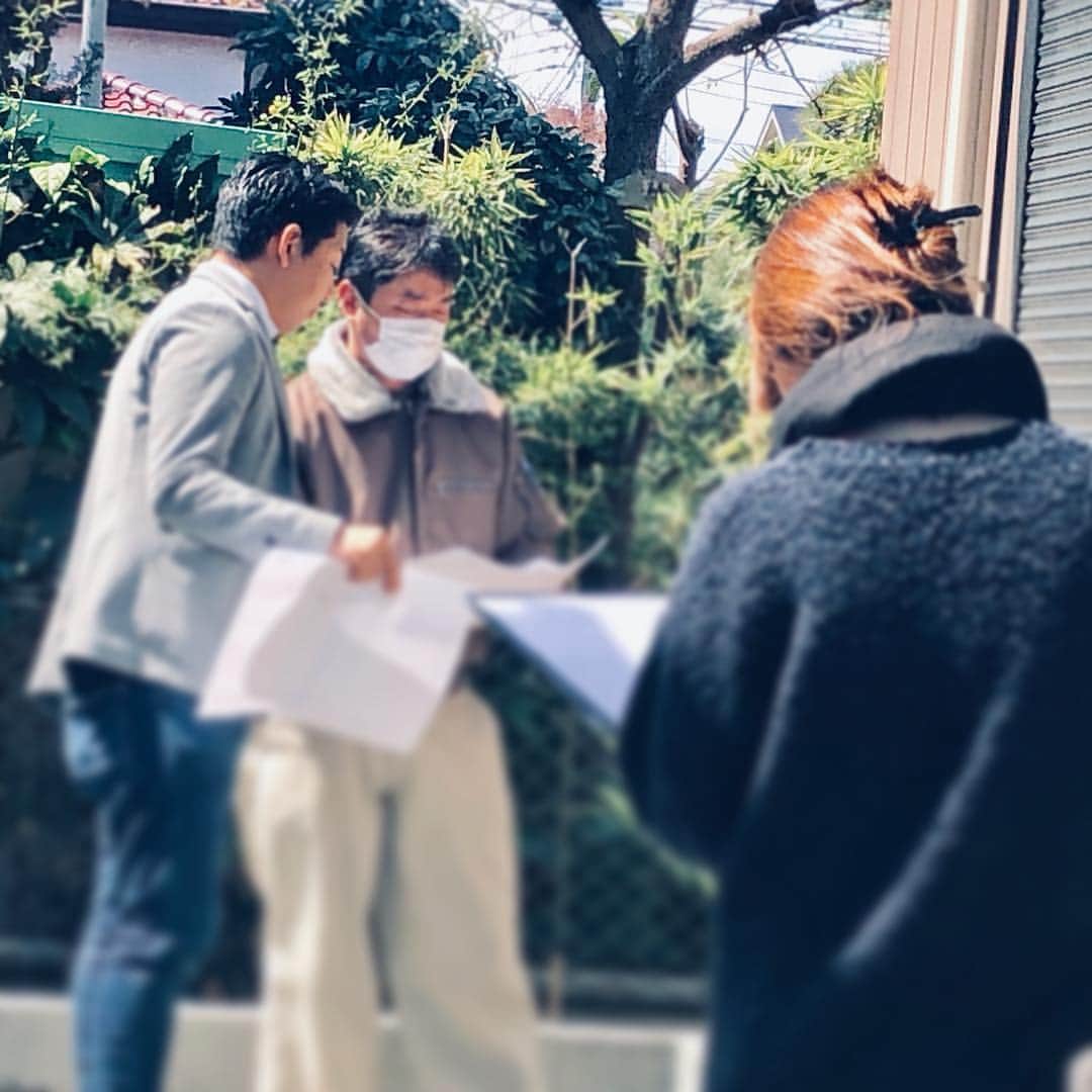 crie style クリエすずき建設さんのインスタグラム写真 - (crie style クリエすずき建設Instagram)「広報丸山の 『こっそりパシャリシリーズ』📷。 今回のパシャリは【代表鈴木×工事部 佐々木×矢島大工】。 クリエすずき建設にて、 増築工事を承りましたお客さま宅での、 現地打合せの模様。 普段デスクワークの多い私にとって、基礎だけの状態をパシャリ出来ることは貴重 |ω・) スタッフの現場打合せ風景も貴重。 お家を建てる上で、基礎も打合せも大事なもの・こと。 そんな、“ 大事 ” が詰まった一枚の写真でした📷 (広報 丸山)  #増築#基礎 #営業#現場監督#大工さん #現場女子 #打ち合わせ#大事 #こっそりパシャリシリーズ #バリアフリー#セカンドライフ #ユニバーサルデザイン #新築#注文住宅 #リノベーション#リフォーム #ライフスタイル#住まいづくり #楽しく人生をデザイン #criestyle#クリエスタイル #crie#クリエ #すずき建設#クリエすずき建設 #クリエすずき #工務店#柏市#柏」4月13日 12時21分 - crie_style