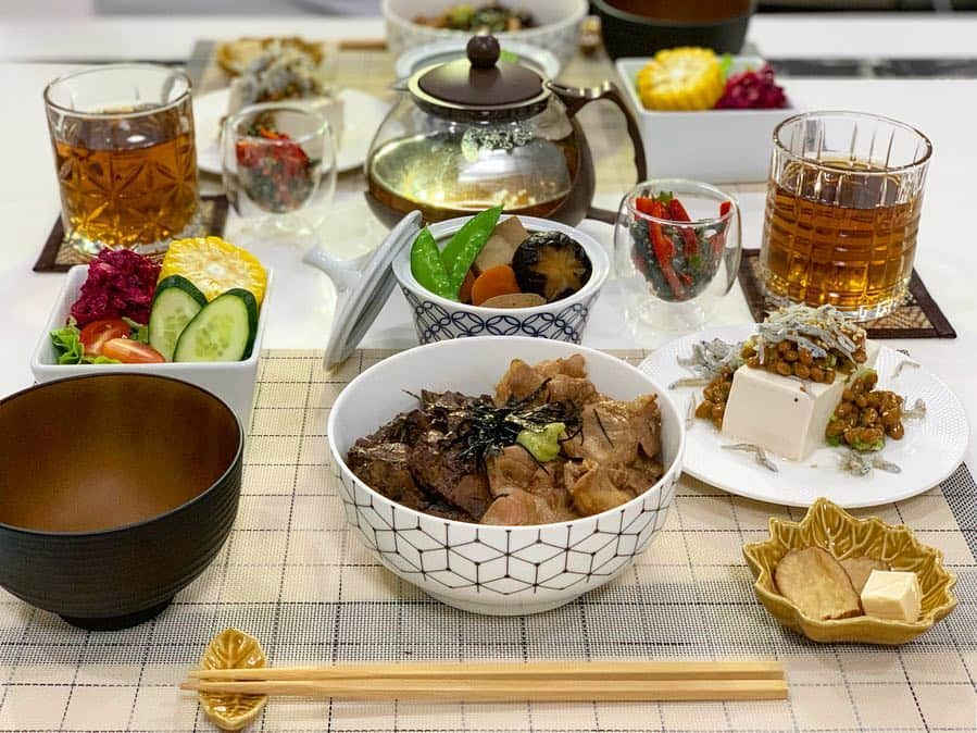 中村明花さんのインスタグラム写真 - (中村明花Instagram)「. 夜ご飯☺︎ . ▫️レバーと豚肉のひつまぶし ▫️高野豆腐の煮物 ▫️赤パプリカとワカメの酢の物 ▫️納豆としらすの冷奴 ▫️サラダ ▫️いぶりがっことチーズ . . ひつまぶしは〝夫婦のきずなごはん〟では鶏のひつまぶしとしてレシピを掲載しています☺︎ 鶏肉を、レバーと豚モモ肉に変えただけ♪ . 味も変わって二度楽しめるし、お出汁をかけて食べるとサラッと食べられるからひつまぶし好きなんだなぁ☺️ . さーて、今日はなんだかタイは水かけ祭りみたいです‼️ 水鉄砲で水をかけ合ってずぶ濡れになる祭りらしい🤣 ブリーラムでも盛大にお祝いするみたいなので、スタジアムでやるイベントに家族で参戦してきまーす🔫🌊 . 娘は大喜びだろな😂 . . #「夫婦のきずなごはん」&「1回のお買い物で3日献立　夫婦のきずなごはん」発売中  #タイ生活 #ブリーラム #buriram #タイで作る日本食 #อาหารญี่ปุ่น #การปรุงอาหาร #細貝家の食卓 #おうちごはん #料理 #盛り付け #テーブルコーディネート #疲労回復メニュー #免疫力アップメニュー  #アスリート飯 #時短レシピ #料理本 #料理好きな人と繋がりたい #cooking」4月13日 12時27分 - sayaka_nakamura3