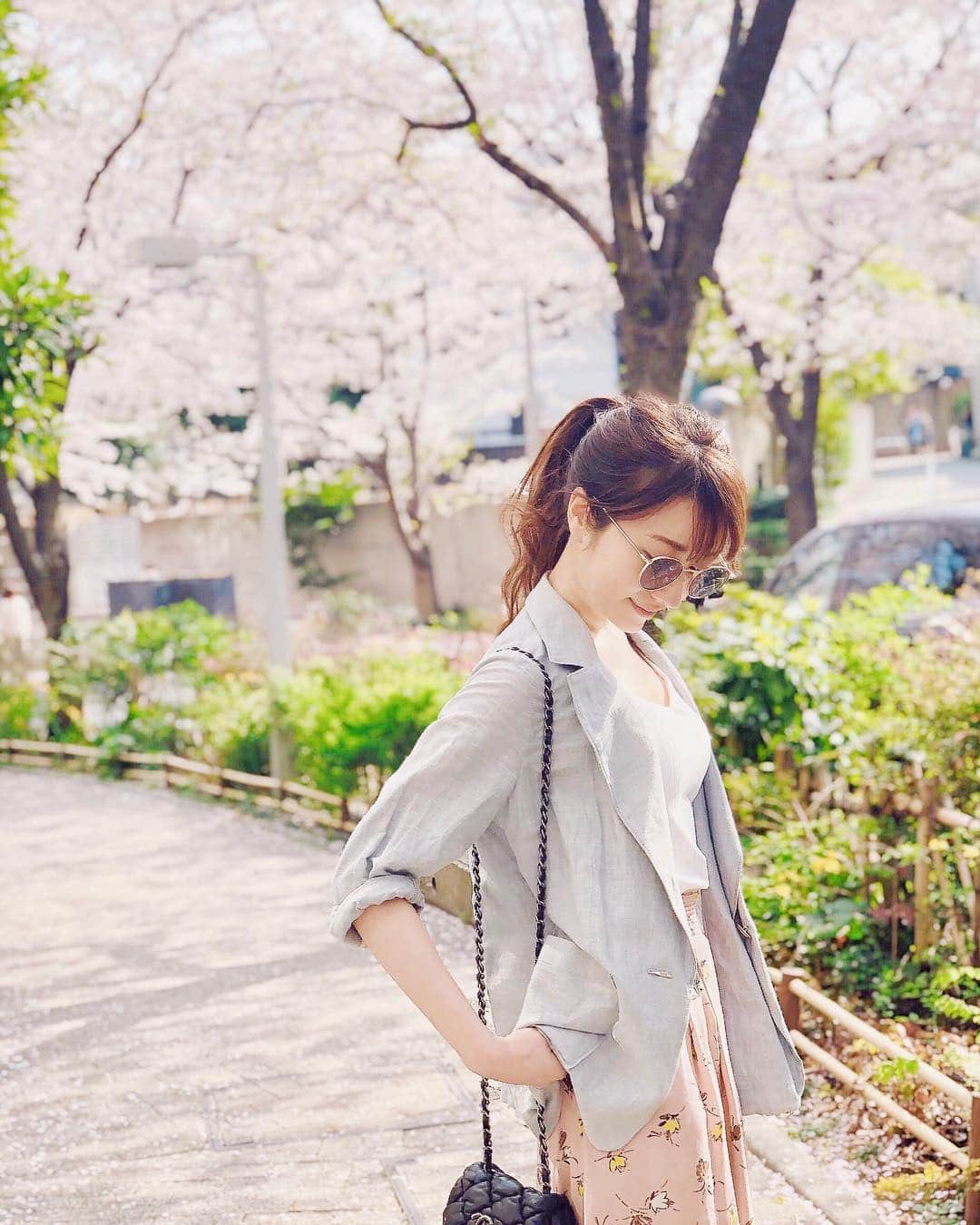 佐倉知里のインスタグラム：「桜満開🌸💕 . 先日のぽっかぽか日和の日に 起きて10分。バッと用意してお散歩へପ(⑅ˊᵕˋ⑅)ଓ (パッじゃない。 家の近くの桜並木が好き過ぎて何回も来ちゃう🌸 . 1時間半位歩いてくたくた😇 ランチで真夏みたいな格好になってた😂☀️ . のんびり休日。 ティアラちゃんも楽しそうでした☺️🌸 . . #桜並木 #🌸 #お散歩 #犬のいる生活」