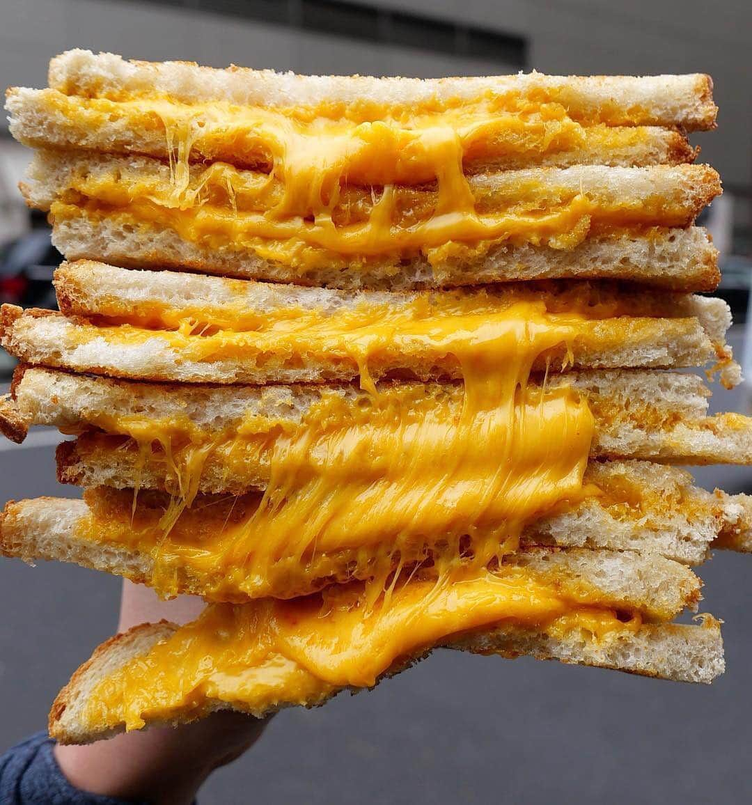 Cosmopolitanさんのインスタグラム写真 - (CosmopolitanInstagram)「Eleventh hour reminder that technicallyyyyyy it’s still #nationalgrilledcheeseday 🍞🧀 #rg @_emmasweet」4月13日 12時36分 - cosmopolitan