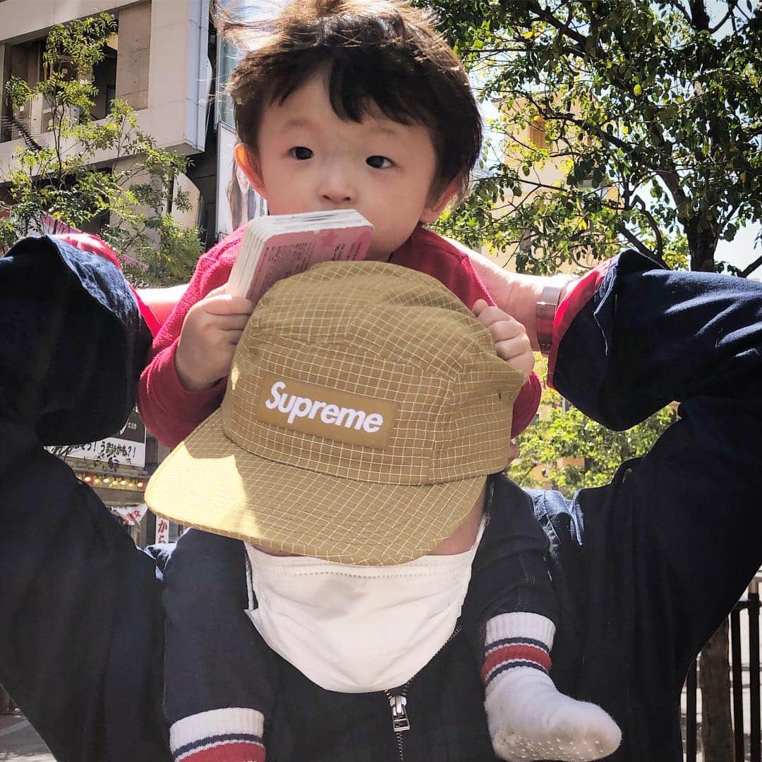 中村獅童さんのインスタグラム写真 - (中村獅童Instagram)「パパの帽子。 #初めて自分で被りました #陽喜 #獅童」4月13日 12時31分 - shido_nakamura
