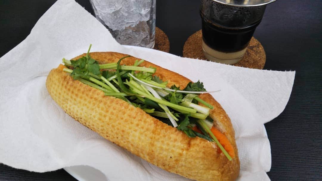 伊藤修子さんのインスタグラム写真 - (伊藤修子Instagram)「他にも食べたいものありましたがバインミー食べてしまったので他の店ではチェーとパッションフルーツジュースにしました。両方ツブツブです。異空間でした。」4月13日 12時32分 - itoshuko