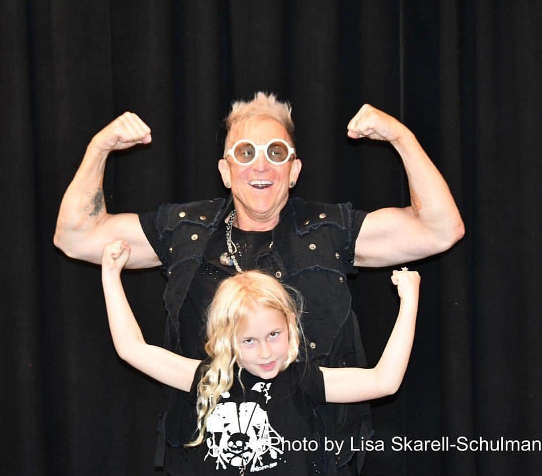 マーク・シュルマンさんのインスタグラム写真 - (マーク・シュルマンInstagram)「#repost @lisaskarellschulman... Getting ready for the show! @markyplanet」4月13日 12時42分 - markyplanet