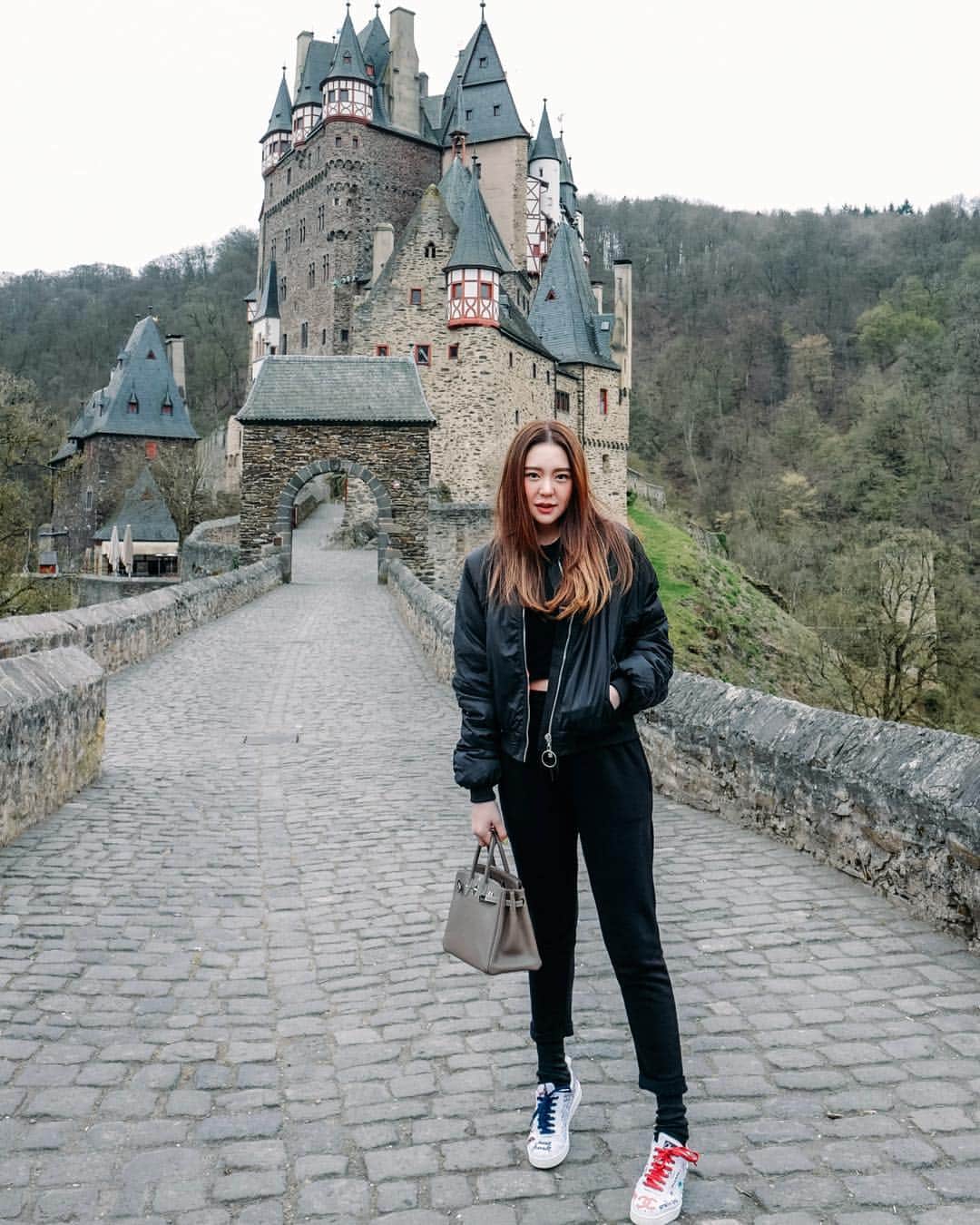マーイ＝ナパサシ スラワンさんのインスタグラム写真 - (マーイ＝ナパサシ スラワンInstagram)「แวะปราสาทแรกของทริปนี้..“Eltz Castle” ❣️🏰🏰🏰 เดี๋ยวจะตามมาด้วยการไปล่องเรือ🛶 ชมสวน🌷 ปิดท้ายด้วยการเดินช๊อปปิ้งแหละ🤪 #mmmjourney #mindnapasasionvacay」4月13日 12時47分 - mind_napasasi