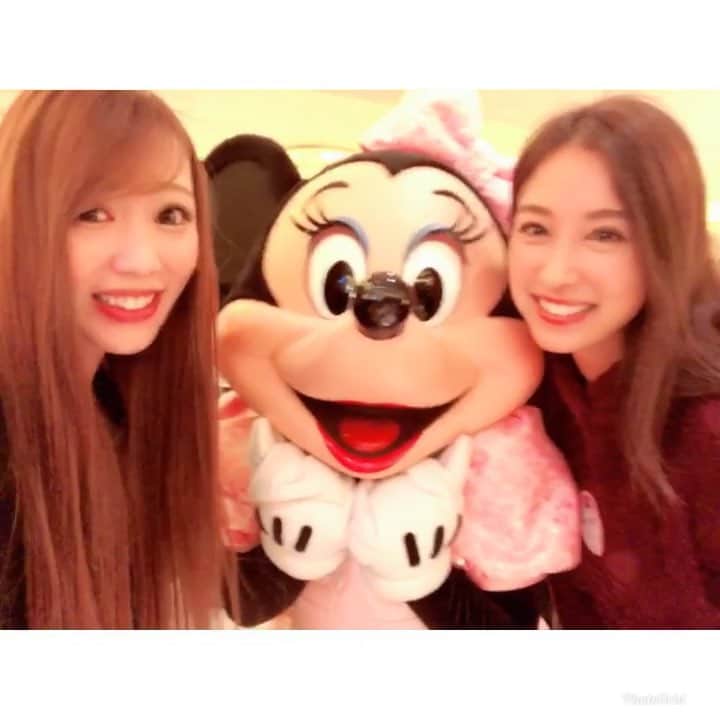 のインスタグラム：「#動画だよ ー🤗#シリーズ 🐭 みんなどんな反応するか楽しみました🙊💛 デイジーとミニーはひたすら可愛かったな🥰 最高の誕生日だったな♡ タワーオブテラーはBに乗りたくて最後Bに乗せてもらって、あんなに笑ったタワテラも初めてでした😂💙 2日間ありがとう♡ いくつになってもディズニーは楽しめる♡ . .  #ディズニー #キャラクター #最高 #誕生日 #時間差更新 #プレゼント #サプライズ #感謝 #Disney #birthday」