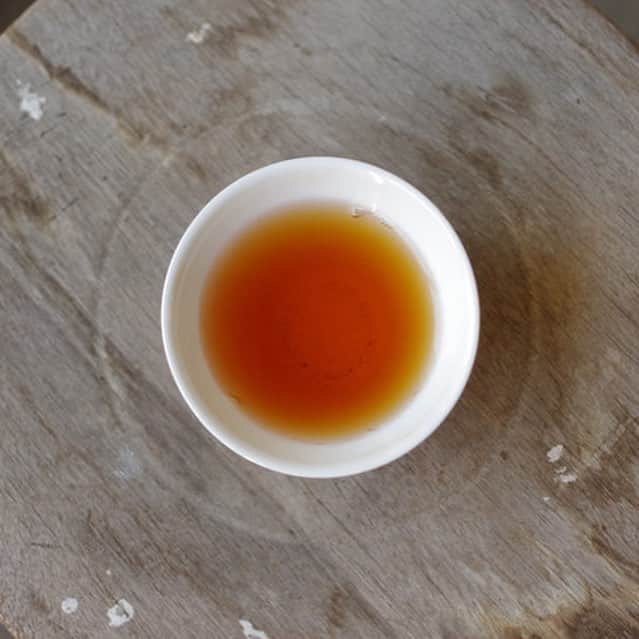 手紙社さんのインスタグラム写真 - (手紙社Instagram)「「第15回東京蚤の市」世界のティールーム⑬ :茶屋すずわ】 歴史あるお茶文化の中でも、“老舗”と呼ばれるお店が提案する特別なお茶が登場します！  創業江戸時代、という170年もの間、静岡で茶葉を作り続けてきた商店が営む、茶屋すずわ。熟練の茶師によって選び抜かれたものを使い、五感で楽しめるお茶を作っています。ここでしか飲むことの出来ないブレンド「ときのお茶」は、生活のあらゆるシーンを想定して作られたもの。暮らしの中でもっとお茶を楽しむことができるグッズも並びます。お茶のプロフェッショナルが作る、珠玉の茶葉を味わってみませんか？ . ▶︎詳細はプロフィールのリンクより「 @tokyonominoichi 」へ ストーリーでは出店者の目玉商品を毎日紹介中！ . 【「第15回東京蚤の市」開催概要】 日程：2019年5月11日（土）、12日（日） 入場料：700円（小学生以下無料） 会場：大井競馬場（東京都品川区勝島2-1-2） . #tokyonominoichi#東京蚤の市#手紙社#手紙舎#tegamisha#vintage#antique#アンティーク#ブロカント#東京北欧市#東京豆皿市#豆皿#箸置き#mamezara#大井競馬場#世界のティールーム#茶屋すずわ」4月13日 12時49分 - tegamisha