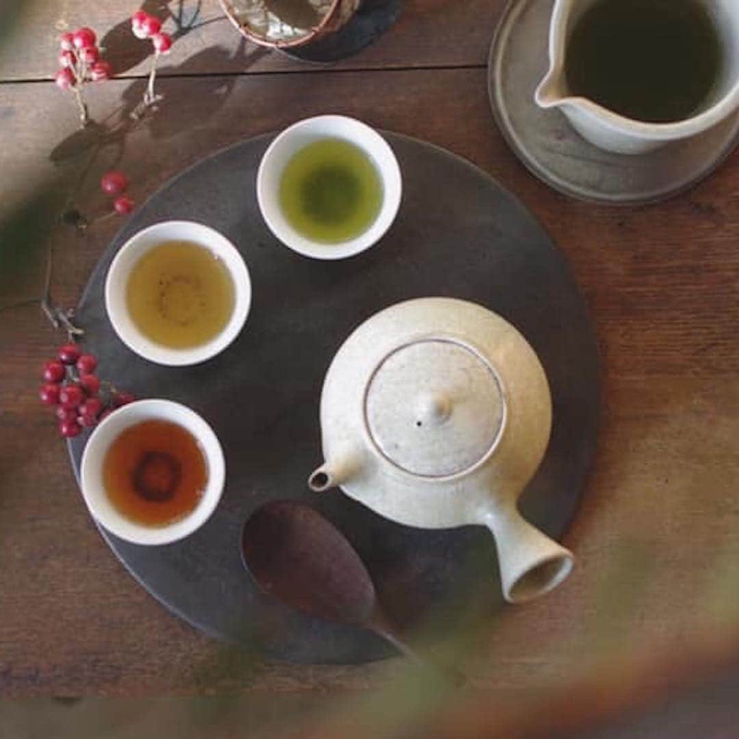 手紙社さんのインスタグラム写真 - (手紙社Instagram)「「第15回東京蚤の市」世界のティールーム⑬ :茶屋すずわ】 歴史あるお茶文化の中でも、“老舗”と呼ばれるお店が提案する特別なお茶が登場します！  創業江戸時代、という170年もの間、静岡で茶葉を作り続けてきた商店が営む、茶屋すずわ。熟練の茶師によって選び抜かれたものを使い、五感で楽しめるお茶を作っています。ここでしか飲むことの出来ないブレンド「ときのお茶」は、生活のあらゆるシーンを想定して作られたもの。暮らしの中でもっとお茶を楽しむことができるグッズも並びます。お茶のプロフェッショナルが作る、珠玉の茶葉を味わってみませんか？ . ▶︎詳細はプロフィールのリンクより「 @tokyonominoichi 」へ ストーリーでは出店者の目玉商品を毎日紹介中！ . 【「第15回東京蚤の市」開催概要】 日程：2019年5月11日（土）、12日（日） 入場料：700円（小学生以下無料） 会場：大井競馬場（東京都品川区勝島2-1-2） . #tokyonominoichi#東京蚤の市#手紙社#手紙舎#tegamisha#vintage#antique#アンティーク#ブロカント#東京北欧市#東京豆皿市#豆皿#箸置き#mamezara#大井競馬場#世界のティールーム#茶屋すずわ」4月13日 12時49分 - tegamisha