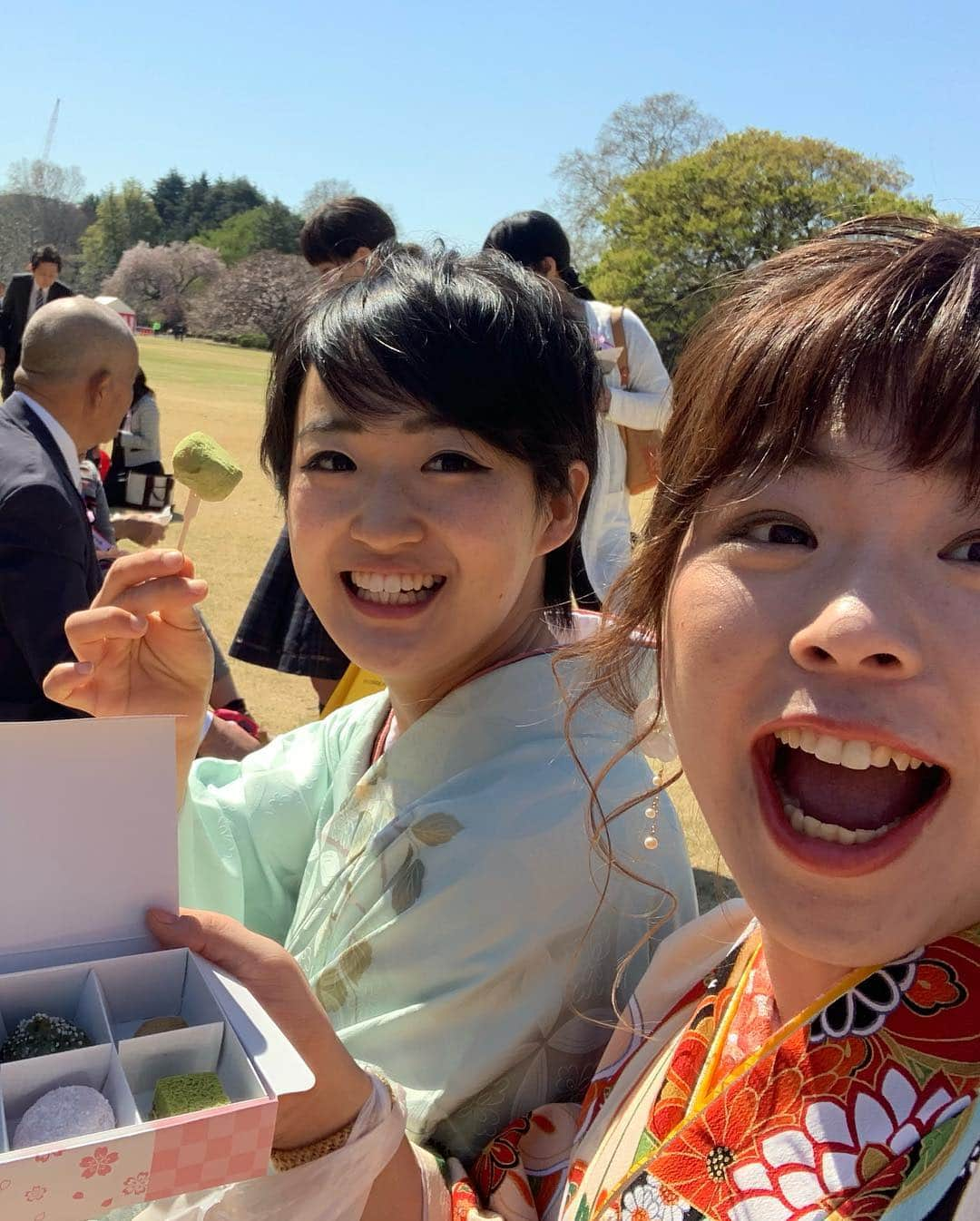 植草歩さんのインスタグラム写真 - (植草歩Instagram)「桜を見る会行ってきたよ〜🌸 安倍首相は見れなかったし 鬼の人だったから きよちゃんとのんびりお花見してきた🍡  #桜を見る会」4月13日 12時51分 - ayayumin0725