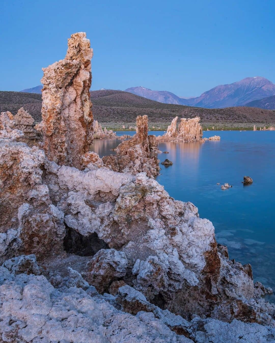 National Geographic Travelさんのインスタグラム写真 - (National Geographic TravelInstagram)「Photo by @KristaRossow | Mono Lake in California is famous for its unique limestone formations called tufa. I was able to visit Mono Lake last summer while leading a high school photo workshop to Yosemite and the Eastern Sierra with @NatGeoExpeditions. We photographed the tufa at sunset and were so blown away by these bizarre, beautiful creations that we returned at sunrise to do it again. For more images from our expeditions, follow me @KristaRossow. #MonoLake #California #sunrise」4月13日 13時03分 - natgeotravel