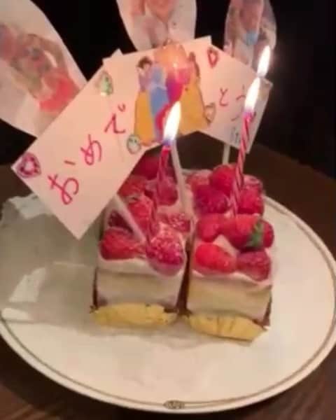 揚田亜紀のインスタグラム：「#3歳の誕生日 #ケーキ屋さんにプレートが売っておらず急きょ手作り #お店の個室の裏から動物の鳴き真似をし、みんながお祝いに来てくれたがお店に入れないので帰ってもらうね、と小芝居 #私の誕生日に馬の豚と羊と牛が来てくれた、と本気で大喜び #ちなみに1番喜んだのは手作りプレート #ああ真っ白なお心 #娘よおめでとう！  #2歳#2歳児#からて#空手キッズ#女の子ママ#育児 #育児日記#港区#港区ママ#インスタ映え#baby#cute#cutebaby#3歳#3歳誕生日#ケーキ#手作りプレート」