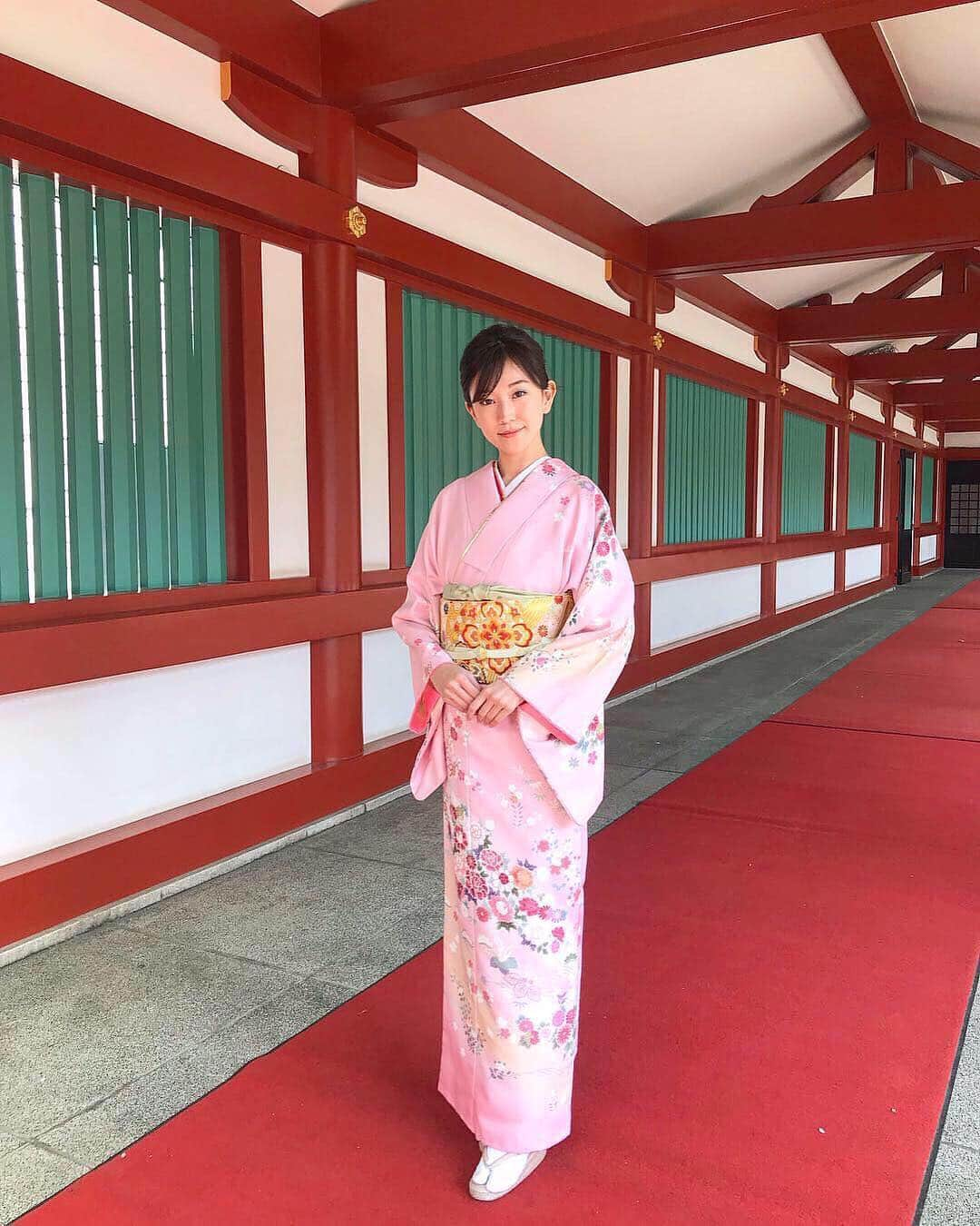 近藤しづかさんのインスタグラム写真 - (近藤しづかInstagram)「2019⇆2014 前にちゃんとお着物を着たのはいつだったかな? と思って写真を見てたら... . 5年前 AneCan撮影と日本館サポーターを務めさせて頂き訪れた「ミラノ万博」でした! . (写真を載せようと思ったら 画質が悪くなってしまったので Story/ブログの方にのせました🙇‍♀️) . 5年前の自分、、全然違う！笑 見た目は変わったけど その時の感情や空気は 今でも鮮明に覚えいる✨ . 時が流れるのは、本当に早いなぁ ボーとしてたら時に流されちゃうよ 自分の今やるべきことをやって 地球の時点と共に回る🌎 . 時間を大切に 目の前の人を大切に...🙏 . . #ひとりごと #着物 #お着物 #着付け #5年前 #ブログ #日枝神社 #ミラノ万博 #ミラノ #anecan #日本館 #万博 #婦人画報 #5yearschallenge #10yearschallenge challenge #milan #japan #kimono #kimonostyle #kimonofashion」4月13日 12時59分 - shizuka_kondo