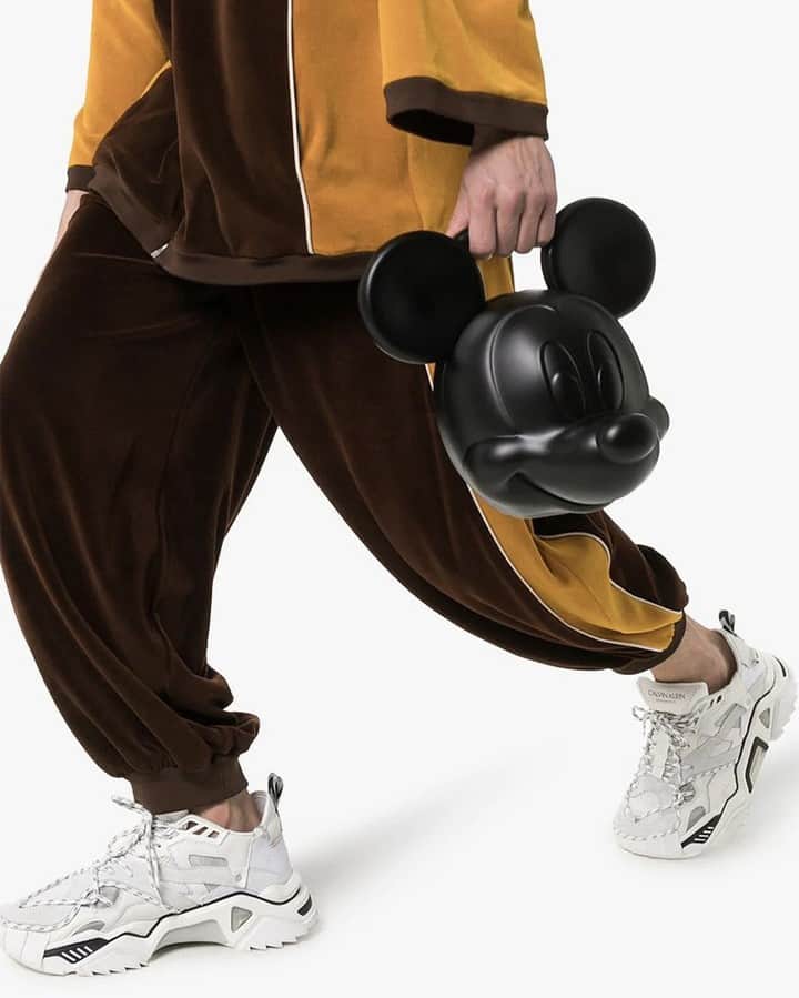 HYPEBEASTさんのインスタグラム写真 - (HYPEBEASTInstagram)「@hypebeaststyle: @gucci’s latest accessory is a $4,500 USD Mickey Mouse bag. Head to the link in our bio to discover more about this piece, and let us know your thoughts on the item below. Photo: Gucci」4月13日 13時00分 - hypebeast