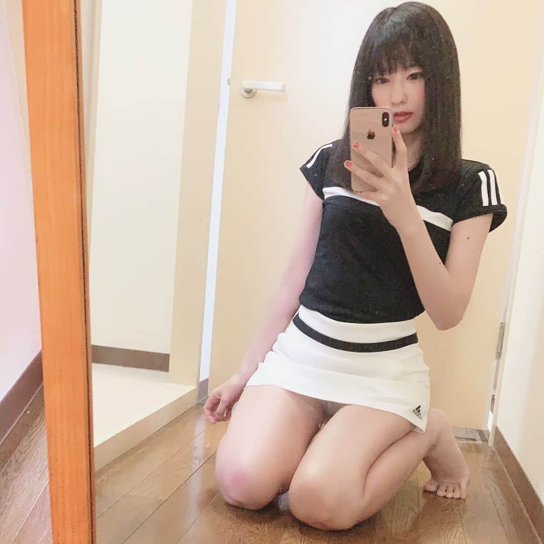 渚のインスタグラム：「明日はチームポッケのフットサル会！ 私は「運動しなさそうなイメージ」だとよく言われる事があって、今までは実際にそうだったんだけど、そんな自分を変えたくて今回チャレンジする事にしました。 機会を与えてくださったチームポッケさんには感謝です🙏💕 出来る限りジムに通ってトレーニングしたけど、少しは動けるような身体になったかな？ 明日が楽しみです❤️ #チームポッケ #jym #フットサル #training #selfie #selfportrait #model #trainingwear #instagood #love」