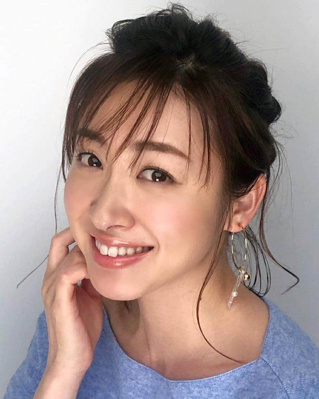 黛英里佳さんのインスタグラム写真 - (黛英里佳Instagram)「今年のプロフィール写真でお世話になった衣装たち😊 おかげさまで素敵な写真が撮れました☺️ ありがとうございました💕  1.2枚目 ブラウス、デニム @granyamaki  ピアス @anapnoe_official  3.4枚目 トップス @lialapg #lialapg @joint_space  #liala_fashion  スカート @granyamaki  ピアス  @anapnoe_official  5枚目 ピアス  @pauronia.k  6.7枚目 ブラウス、パンツ @granyamaki  ピアス  @anapnoe_official  8.9枚目 トップス @joint_space @feerichelu #feerichelu #feerichelu_style  スカート @joint_space @lerevevaniller #lerevevaniller #vaniller_style #vaniller #pr  ピアス @pauronia.k」4月13日 13時05分 - erikamayuzumi_official