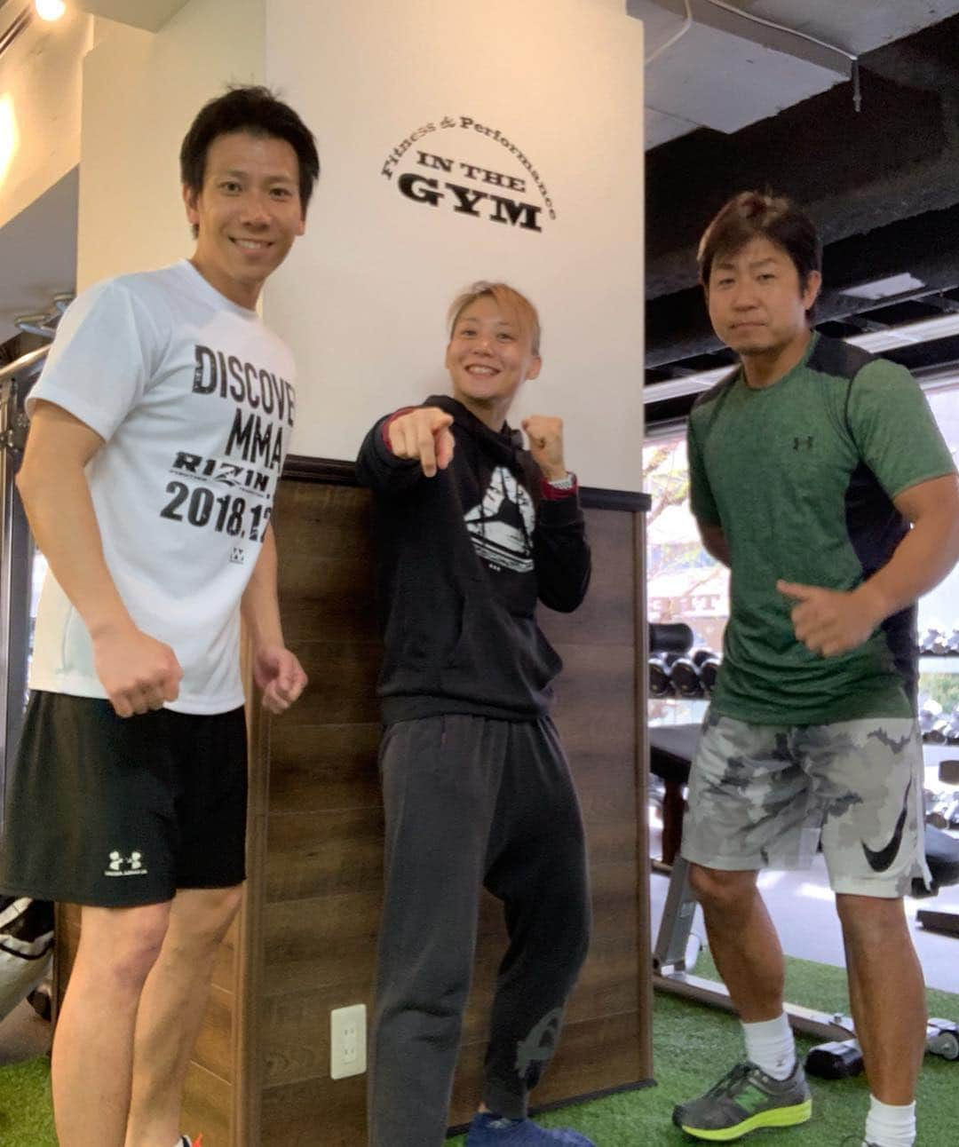 渡辺華奈さんのインスタグラム写真 - (渡辺華奈Instagram)「#INTHEGYM で 樋口さんトレーニング🔥 5年前からお世話になってます！ 試合前には必ず行くのがルーティーン🏃‍♂️！！ 身体とメンタルが整います^_^ 重量や部分的ではなく連動性や体の使い方を中心に全身を使ったトレーニングをしていただきました💪 森口さんもいてめっちゃ癒された🐱  柔道が勝てなくてどうしたら勝てるのかわからなくて、とにかく何が変えなきゃいけないと思って初めてパーソナルトレーニングを始めたのが5年前🥋 いつも試合に来ていただいていたけど、勝つ姿が全く見せれなかったです🐢  最近は何とか勝つことができて、 トレーニングの際に 「あの試合で負けてた華奈はもういないね」 と言ってもらえて何とも言えない気持ちです。  何か変わったのかな？相変わらず弱々で、 実力、キャリア、人間性全てがまだまだです  不器用だし怒られてばかり🏃‍♂️ ジャンプアップが出来なくて一歩一歩ノロノロですが、後退はしないです。  試合まで約一週間！！！！ がんばるぞ！！ やりきって勝つ  そして、ここに来てサイン！ww 小っ恥ずかしい！！！！ 米倉涼子さんの隣に置かれるとか、、、 穴があったら入りたい . .  #RIZIN #RIZIN15 #横浜アリーナ #MMA #総合格闘技 #女子格闘技 #パーソナルトレーニング #arkathlete #浜松町 #柔道 #筋肉女子」4月13日 13時08分 - kana_0821