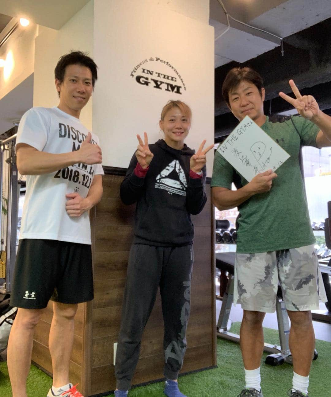 渡辺華奈さんのインスタグラム写真 - (渡辺華奈Instagram)「#INTHEGYM で 樋口さんトレーニング🔥 5年前からお世話になってます！ 試合前には必ず行くのがルーティーン🏃‍♂️！！ 身体とメンタルが整います^_^ 重量や部分的ではなく連動性や体の使い方を中心に全身を使ったトレーニングをしていただきました💪 森口さんもいてめっちゃ癒された🐱  柔道が勝てなくてどうしたら勝てるのかわからなくて、とにかく何が変えなきゃいけないと思って初めてパーソナルトレーニングを始めたのが5年前🥋 いつも試合に来ていただいていたけど、勝つ姿が全く見せれなかったです🐢  最近は何とか勝つことができて、 トレーニングの際に 「あの試合で負けてた華奈はもういないね」 と言ってもらえて何とも言えない気持ちです。  何か変わったのかな？相変わらず弱々で、 実力、キャリア、人間性全てがまだまだです  不器用だし怒られてばかり🏃‍♂️ ジャンプアップが出来なくて一歩一歩ノロノロですが、後退はしないです。  試合まで約一週間！！！！ がんばるぞ！！ やりきって勝つ  そして、ここに来てサイン！ww 小っ恥ずかしい！！！！ 米倉涼子さんの隣に置かれるとか、、、 穴があったら入りたい . .  #RIZIN #RIZIN15 #横浜アリーナ #MMA #総合格闘技 #女子格闘技 #パーソナルトレーニング #arkathlete #浜松町 #柔道 #筋肉女子」4月13日 13時08分 - kana_0821