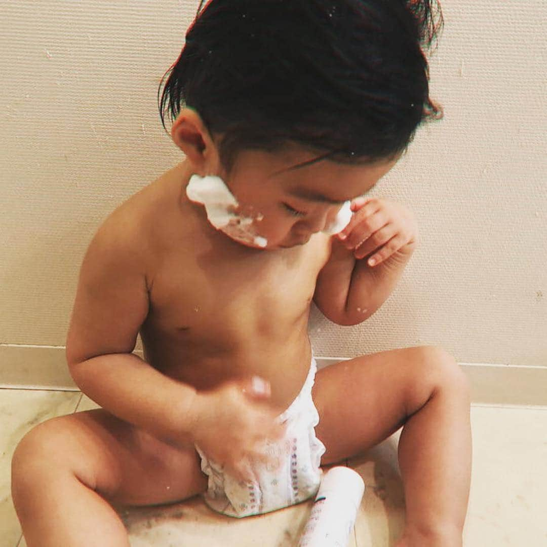 Fam's Baby ファムズベビーさんのインスタグラム写真 - (Fam's Baby ファムズベビーInstagram)「アワアワで保湿☘️✨ るいくんも気に入ってくださってるようで嬉しいです🤗💕 ・ 冬の乾燥、夏のあせも、かゆみにもバリア機能を作りお肌を守ります💪 ・ #あせも#かゆみ#赤み#乾燥肌の味方#子供と暮らす#ママっ子#肌ケア#肌荒れ対策#湿疹#肌悩み#肌に優しい#下地#コスメ紹介#スキンケア用品#かぶれ#保湿剤#自然治癒#ターンオーバー ・ #Repost @rinya_official ・・・ _ . 乾燥している冬だからこそ 赤ちゃんは敏感肌だから 保湿は大切👶🏽💞. . ちょっと前からファムズベビー 使ってるんだけど泡の弾力が 凄くて伸びもいいし塗った後は 保湿感あるのにべたつかないの😂. . るいたんもアワアワが気になって よく遊んでる〜🛁♨︎💞. . . これはママさんにおススメです！. . 可愛すぎて写真撮りすぎてる💗💗 . #ファムズベビー #ファムズ #保湿クリーム #babyboy #mybaby #1kidsmama #bathtime  #後ろの壁のキズは猫のせいです」4月13日 13時08分 - famsbaby