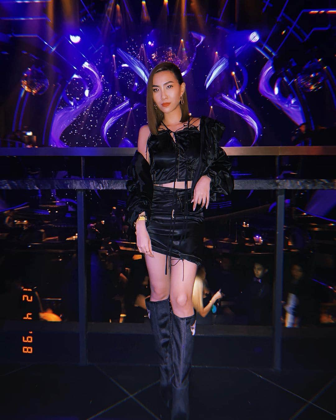 ソニアさんのインスタグラム写真 - (ソニアInstagram)「What a killer opening night @marqueesingapore 🔥 It’s such a vast and spectacular space; there’s literally nothing else like this in the world. Thank you for having me on the 🎤 . Outfit: @larmoire_sg Jewelry: @tiffanyandco #tiffanyhardwear  Boots: @charleskeithofficial Hair: @jenlailai  Lotsa love to @violetfoocraze and her team 🙏🏻 #marqueesingapore #tiesto #nightlife PC: @joakimgomez」4月13日 13時09分 - soniachew