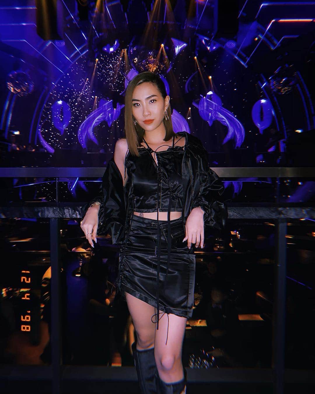 ソニアのインスタグラム：「What a killer opening night @marqueesingapore 🔥 It’s such a vast and spectacular space; there’s literally nothing else like this in the world. Thank you for having me on the 🎤 . Outfit: @larmoire_sg Jewelry: @tiffanyandco #tiffanyhardwear  Boots: @charleskeithofficial Hair: @jenlailai  Lotsa love to @violetfoocraze and her team 🙏🏻 #marqueesingapore #tiesto #nightlife PC: @joakimgomez」