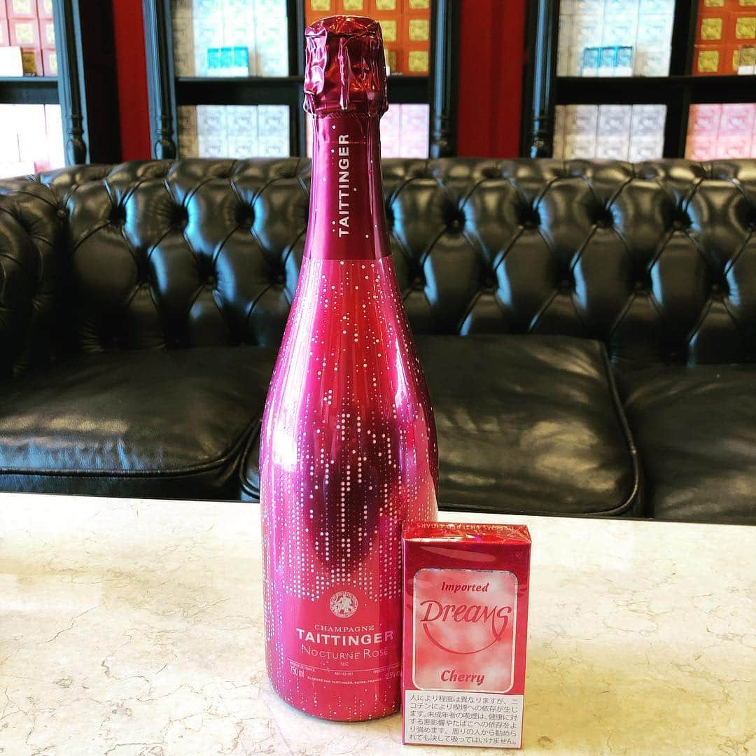 ウェイジーさんのインスタグラム写真 - (ウェイジーInstagram)「weizhi#zhouchengshi#dreams#cigar #cigarette#lifestyle#style#mensworld#fashion#sexy#taittinger#rose#champagne#nocturnerose#cherry#🍒#ドリームス#葉巻#リトルシガー#新発売」4月13日 13時20分 - zhouchengshi