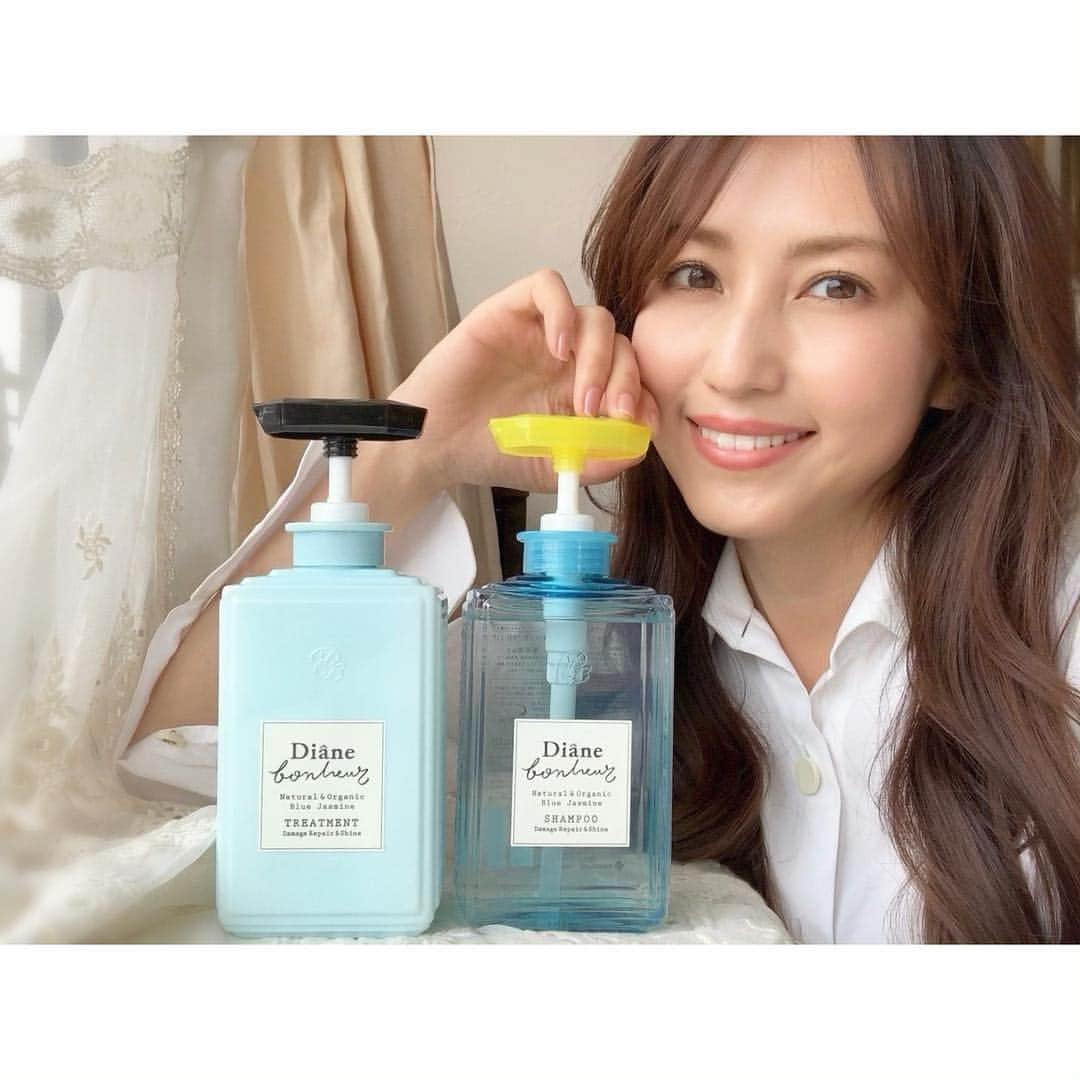 有村実樹さんのインスタグラム写真 - (有村実樹Instagram)「💄﻿ 以前ダイアンのトリートメントを紹介しましたが、今回はシャンプーを使ってみたので感想を書きますね♪﻿ ﻿ ダイアンボヌール﻿ シャンプー&トリートメント ﻿ ダメージリペア&シャイン﻿ ﻿ ボヌールシリーズ史上もっとも“やわから&ふんわり”な仕上がりに。﻿ ということで、ダメージヘアや細くてボリュームが出ない髪にぴったりなシャンプーです。﻿ (4月からLoft先行販売、5月からはバラエティショップ限定販売だそう❣️)﻿ ﻿ ﻿ 私は髪が長くて重ためなので、トップのボリュームが重さで潰れがちなのが悩み。﻿ シャンプー選びは毎回、重たいしっとり系ではなく、軽くてボリュームが出ることを最優先で選んでいたのですが、そうすると毛先のダメージケアが少し物足りない、ということもありました。﻿ ﻿ ﻿ 今回のダメージリペア&シャインは、ドライ後はサラサラで軽めですが、毛先までツヤが出てまとまりもほどよく感じられて、とてもバランスのいいシャンプー&トリートメントです✨﻿ ﻿ 徐々にブームが来ている、マルーラオイルが配合されているところも個人的にはポイント高め👍﻿ ﻿ ブルージャスミンもさり気ない香り方なので、強い香りが苦手な方も安心して使えそうですよ😊﻿ ﻿ ﻿ 次のシャンプーに迷っている方、ぜひ試してみてくださいね✨﻿ ﻿ ﻿ ﻿ ﻿ #ダイアンボヌール #シャンプー #ファーミングシャンプー #ブルージャスミン #マルーラオイル #サボテンオイル #ロフト #エアリーヘア  #シグネチャーオイル #ダメージリペア #ヘアケア #バラエティショップ #dianebonheur  #shampoo #hair #beauty #homecare #pr @dianebonheur」4月13日 13時20分 - arimura_miki