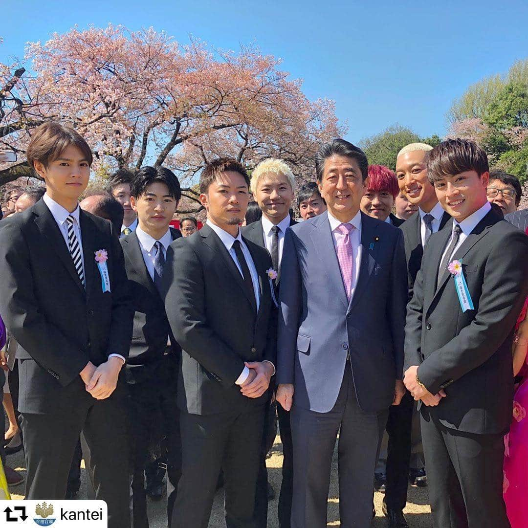 安倍晋三さんのインスタグラム写真 - (安倍晋三Instagram)「#repost @kantei ・・・ #平成最後 の#桜を見る会 #🌸 #GENERATIONS from #EXILETRIBE #ジェネ  #安倍総理 with #片寄涼太 さん #白濱亜嵐 さん #数原龍友 さん #関口メンディー さん #中務裕太 さん #小森隼 さん #佐野玲於 さん #3年A組 #朝礼体操 は#ストーリーズ & #IGTV で！#あべちゃん  @shinzoabe @generations_official」4月13日 13時16分 - shinzoabe