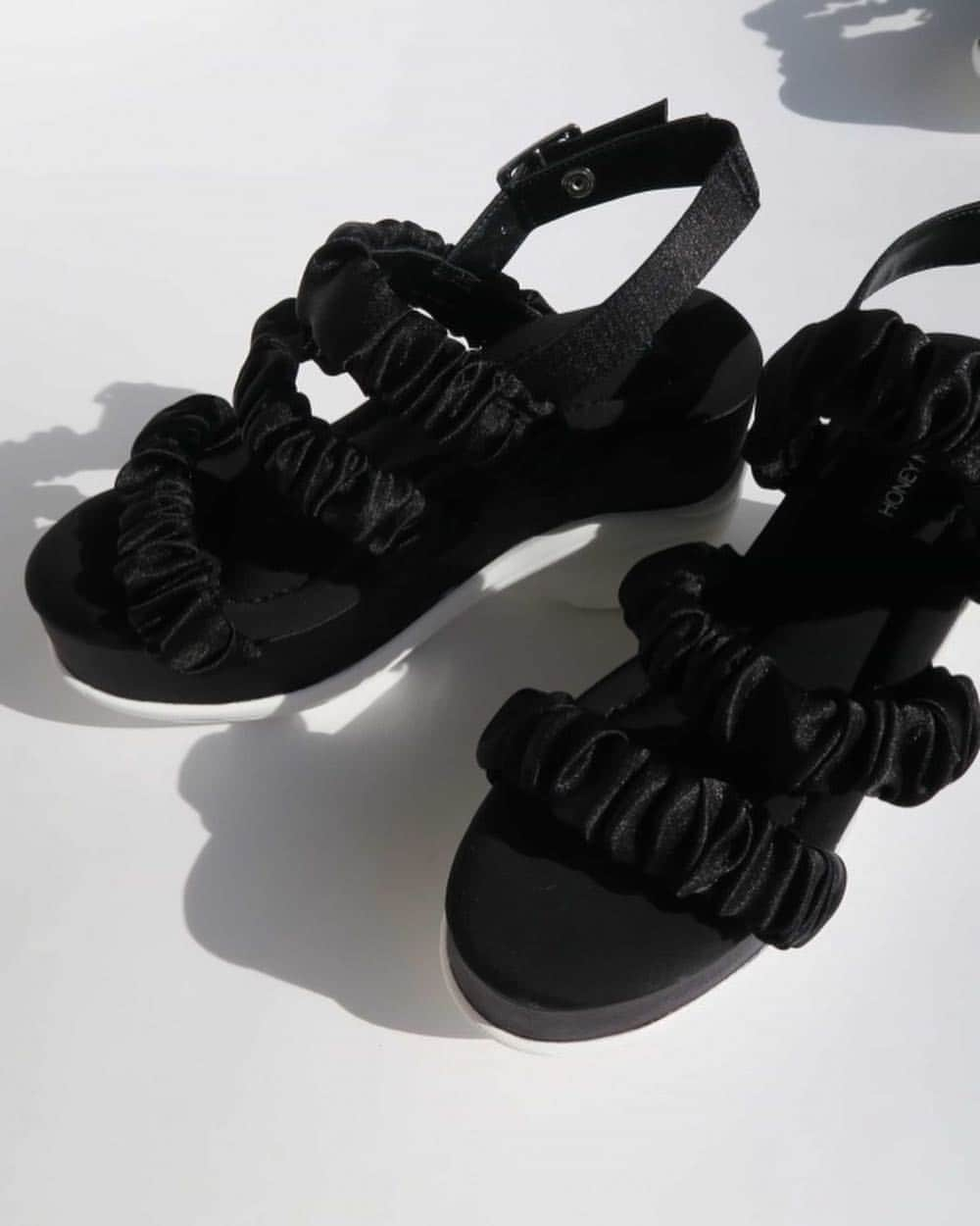 HONEY MI HONEY OFFICIALさんのインスタグラム写真 - (HONEY MI HONEY OFFICIALInstagram)「NEW IN！  satin chouchou sandal ¥18,000  大人気のスポーツサンダルシリーズに新しいデザインが登場 厚底ソールに低反発のインソールを合わせて歩きやすさ抜群 ソックスを合わせて履くのもオススメ  @honeymihoney_style  #HONEYMIHONEY」4月13日 13時29分 - honeymihoney_official