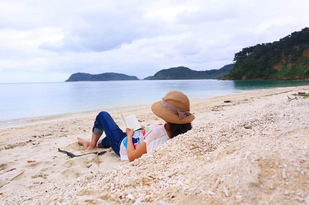 小林希さんのインスタグラム写真 - (小林希Instagram)「今日は西表島。 早朝の取材がキャンセルになったので、一日フリーに。 そこで、陸路がなくて、 船でしか行けない集落の船浮にきました。 日本て奥が深いというか、島って表面的にキラキラしたり、絶景が多いけど、そこで暮らす人の生活とか集落とかみると、ハッとすることが多い。 船浮の美しいイダ浜で、読書とか、ただぼけーっと。  #journey #viaje #voyage #travel #japan #旅 #旅女 #トラベル#島#島旅#週末島旅#island #japan#離島#旅好きな人と繋がりたい#八重山諸島#石垣島#竹富島#街並み#ishigaki #西表島#船浮#iriomote#funauki」4月13日 13時28分 - nozokoneko