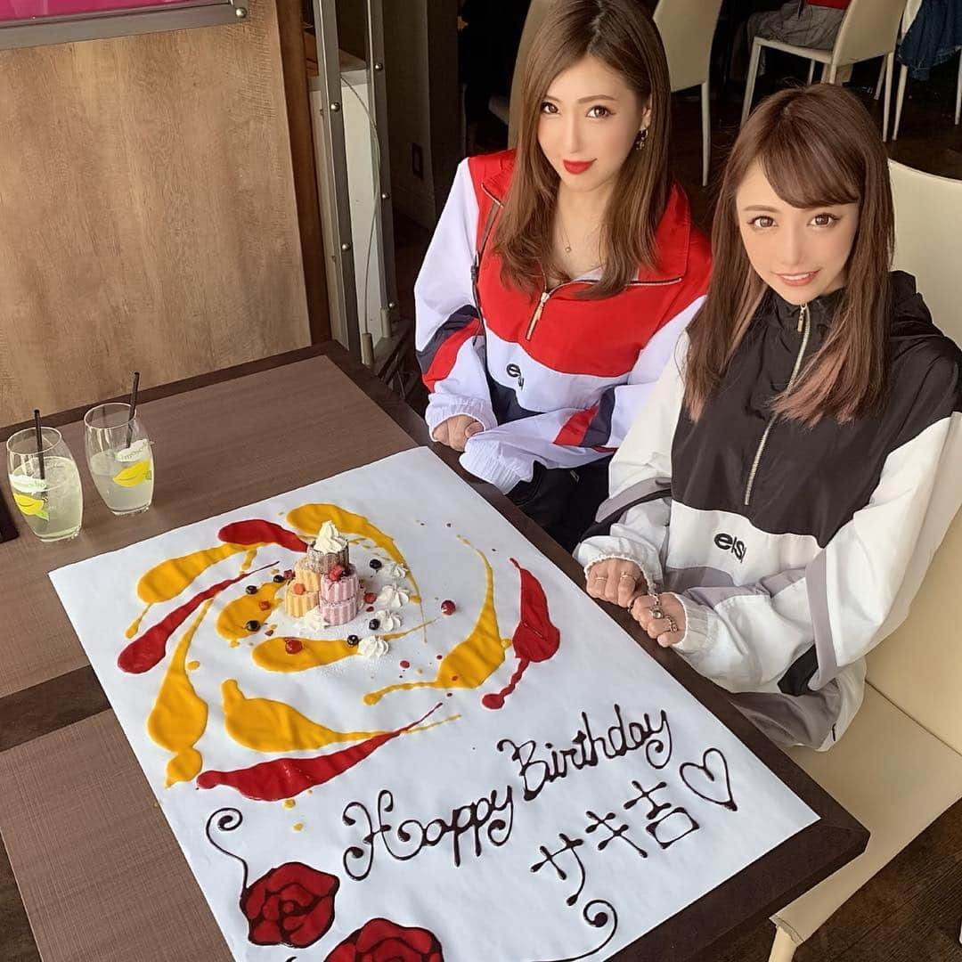 サキ吉さんのインスタグラム写真 - (サキ吉Instagram)「お祝いしてもらた🥰❣️❣️❣️ その場で描いてくれるケーキアートがすごい❤️ ありがとうりりきち❤️ ． #誕生日 #後夜祭 #サプライズ #ケーキアート」4月13日 13時40分 - sakikichi1201