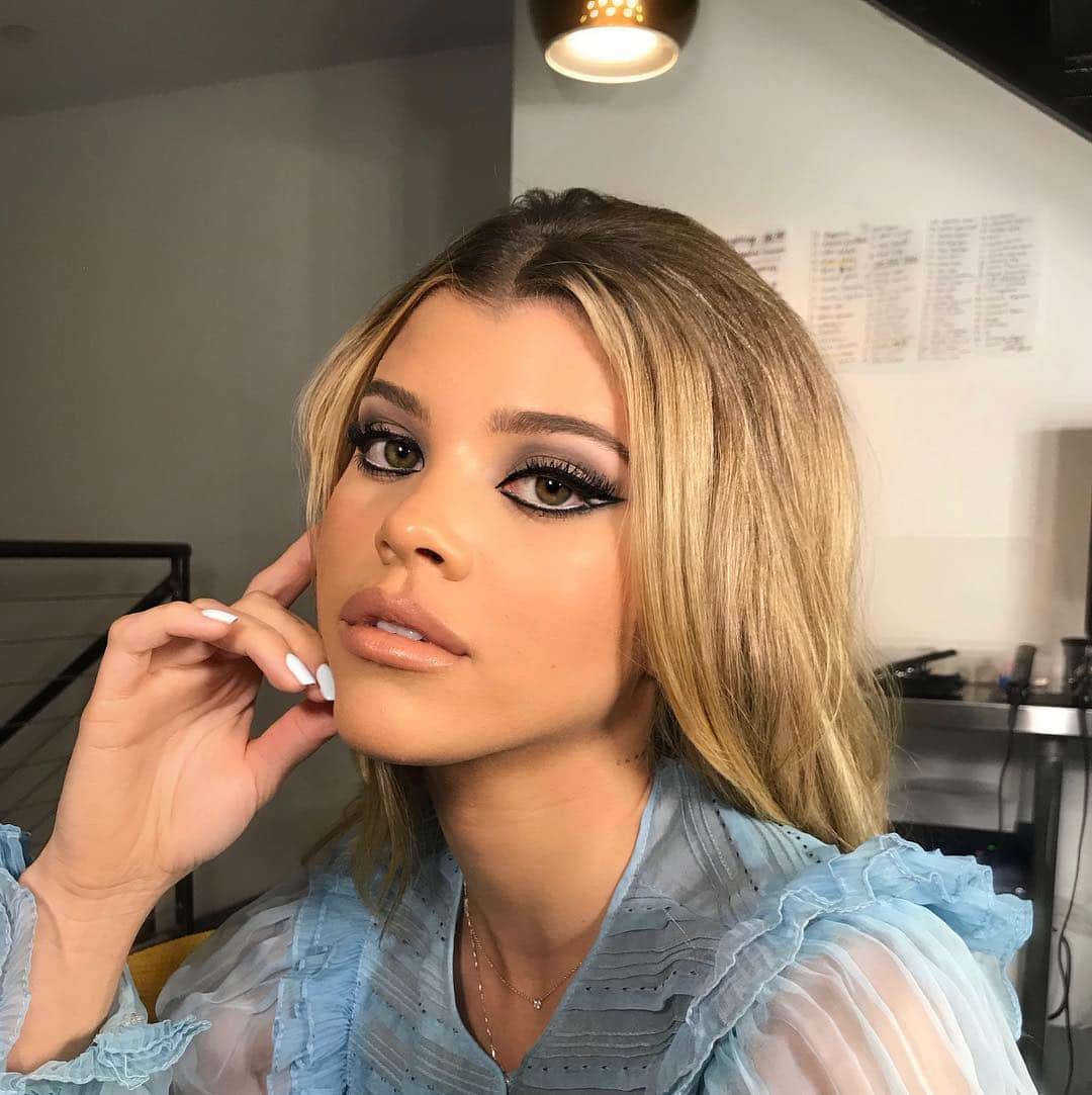 ソフィア・リッチーのインスタグラム：「Just a reminder of this look👁」