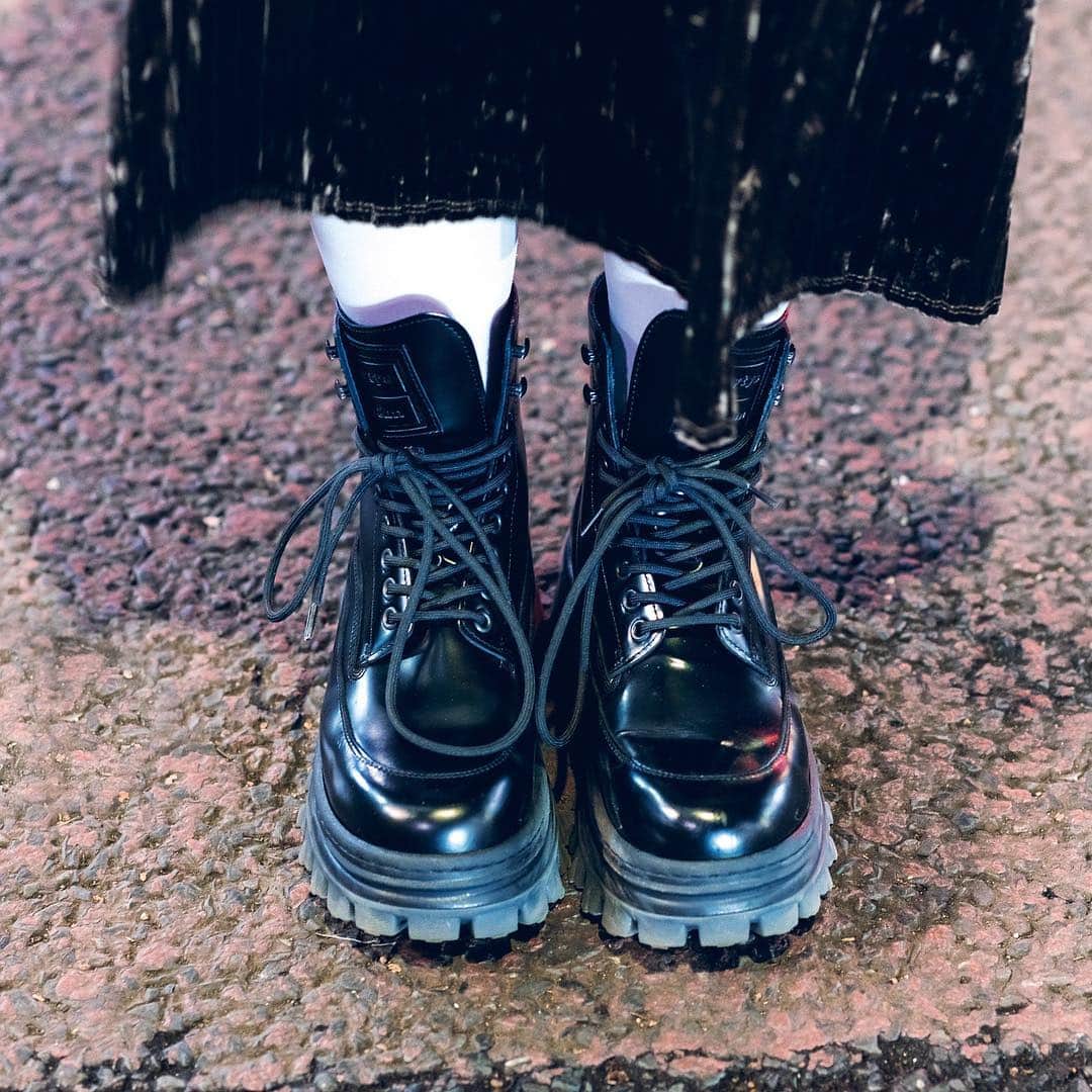Harajuku Japanさんのインスタグラム写真 - (Harajuku JapanInstagram)「19-year-old Sakura (@sakurapon_k) on the street in Harajuku with a blue bangs hairstyle, Coach trench coat, vintage skirt, and Eytys x H&M platform boots.」4月13日 13時56分 - tokyofashion