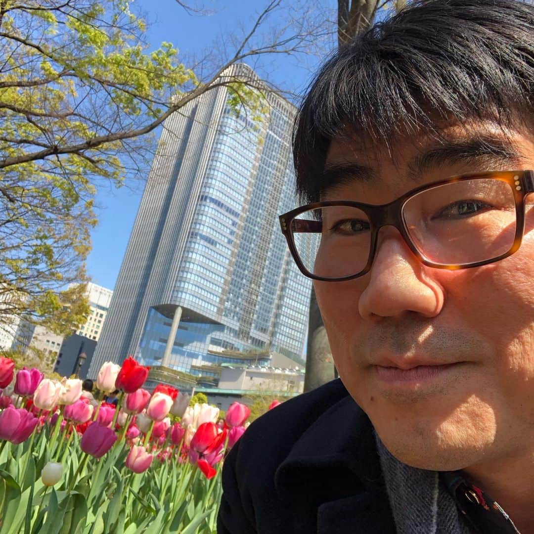 亀田誠治のインスタグラム：「チューリップ咲いた！今日は春色の日比谷公園で、日比谷音楽祭のステージ打ち合わせ！😉 #クラウドファンディング はこちら↓ https://t.co/lYNXstK3Ro  https://t.co/iTTPH6egr2 #日比谷音楽祭」