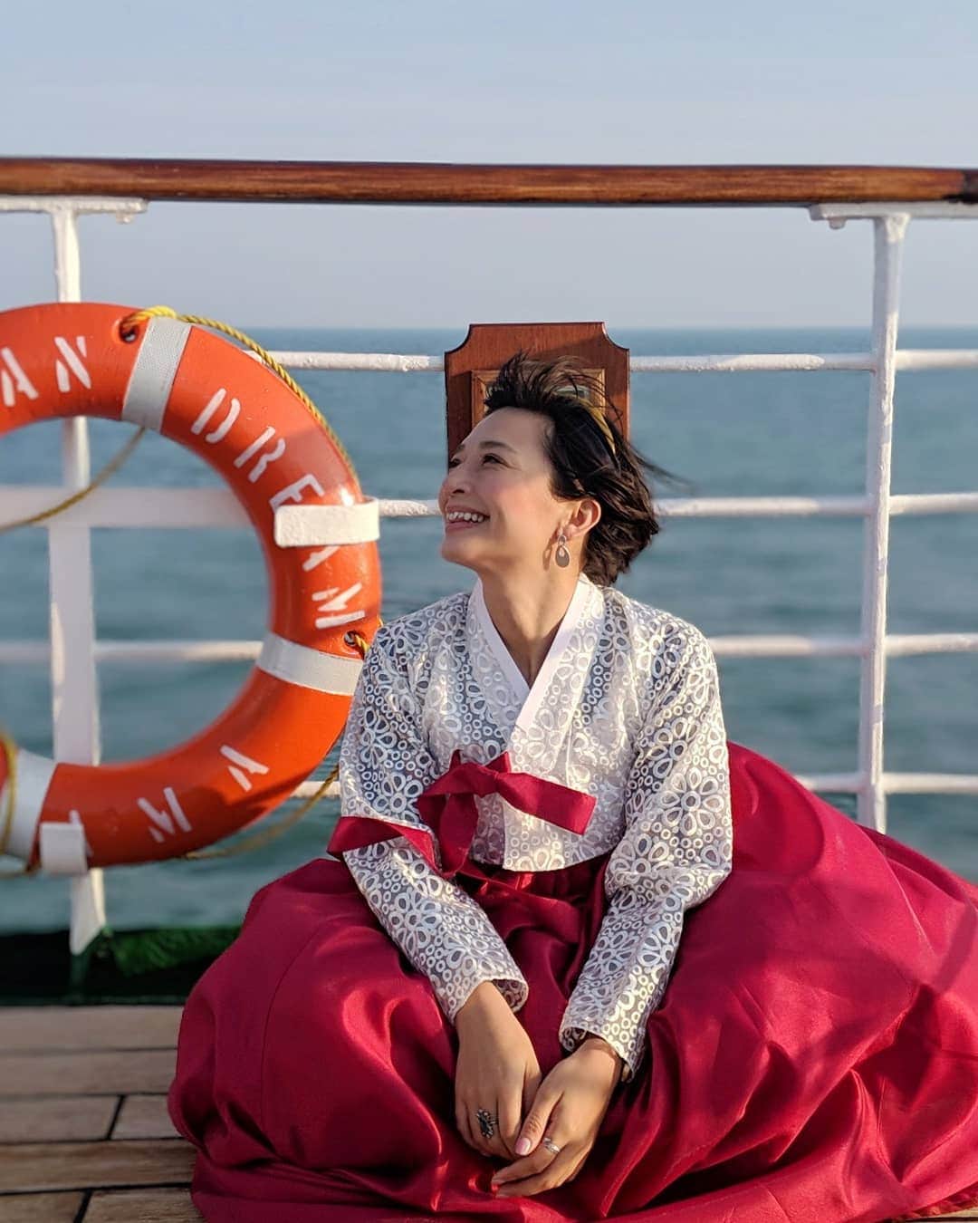 芳美リンさんのインスタグラム写真 - (芳美リンInstagram)「引き続き #船旅　楽しんでいます⛵  船の中は暇なのかと思っていて、色々暇つぶし道具持ってきているんですが、使う暇がないくらいイベント目白押し☺  神戸から麗水に行き、そこでたくさんの韓国人の方が合流しました⛵  人生2回目の#チマチョゴリ　✨  この他にも、色々なイベントがあり、たくさんの方のお話を聞けて、下船後にやりたいことも色々増えました✨  電波などの都合で、更新と返信遅れ気味でごめんなさい。m(__)m  旅中の不便さもたのしんでます♫⛵ 更新できない間に、お願いしていた @swissdelice_jp  へのいいね投票期間が終了しました☺ 投票してくれた皆様、本当にありがとうございます♥  お礼が遅れてしまい、申し訳ありません。  今はまだ審査中で結果が出ていないのですが、皆様が応援してくれて本当に嬉しかったです✨ 皆様一人一人のいいねが今後の励みになります。  おそらく船の中で結果が届くので、少しご報告遅れてしまうかもですが、また進捗アップします✨  #ピースボート  #peaceboat #pbgramer #第三期船上インスタグラマー @peaceboat.cruise #海外旅行 #旅したくなるフォト#旅行 #travelstagram #旅人 #lynn_trip #旅 #travelme #travel #trip #traveler #トラベラー  #旅好きな人と繋がりたい #民族衣装 #여행 #여행스타그램 #여행스냅 #여행기록 #여행일기 #여행중독 #여행지추천 #한국여행」4月13日 13時50分 - lynn.lynn5