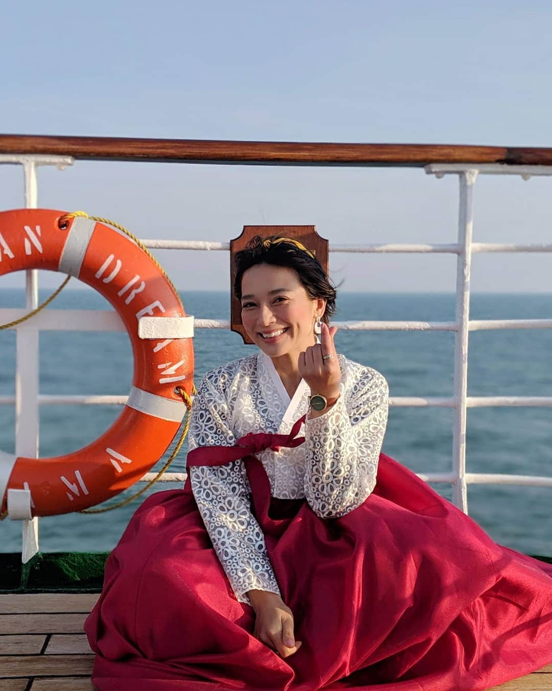 芳美リンさんのインスタグラム写真 - (芳美リンInstagram)「引き続き #船旅　楽しんでいます⛵  船の中は暇なのかと思っていて、色々暇つぶし道具持ってきているんですが、使う暇がないくらいイベント目白押し☺  神戸から麗水に行き、そこでたくさんの韓国人の方が合流しました⛵  人生2回目の#チマチョゴリ　✨  この他にも、色々なイベントがあり、たくさんの方のお話を聞けて、下船後にやりたいことも色々増えました✨  電波などの都合で、更新と返信遅れ気味でごめんなさい。m(__)m  旅中の不便さもたのしんでます♫⛵ 更新できない間に、お願いしていた @swissdelice_jp  へのいいね投票期間が終了しました☺ 投票してくれた皆様、本当にありがとうございます♥  お礼が遅れてしまい、申し訳ありません。  今はまだ審査中で結果が出ていないのですが、皆様が応援してくれて本当に嬉しかったです✨ 皆様一人一人のいいねが今後の励みになります。  おそらく船の中で結果が届くので、少しご報告遅れてしまうかもですが、また進捗アップします✨  #ピースボート  #peaceboat #pbgramer #第三期船上インスタグラマー @peaceboat.cruise #海外旅行 #旅したくなるフォト#旅行 #travelstagram #旅人 #lynn_trip #旅 #travelme #travel #trip #traveler #トラベラー  #旅好きな人と繋がりたい #民族衣装 #여행 #여행스타그램 #여행스냅 #여행기록 #여행일기 #여행중독 #여행지추천 #한국여행」4月13日 13時50分 - lynn.lynn5