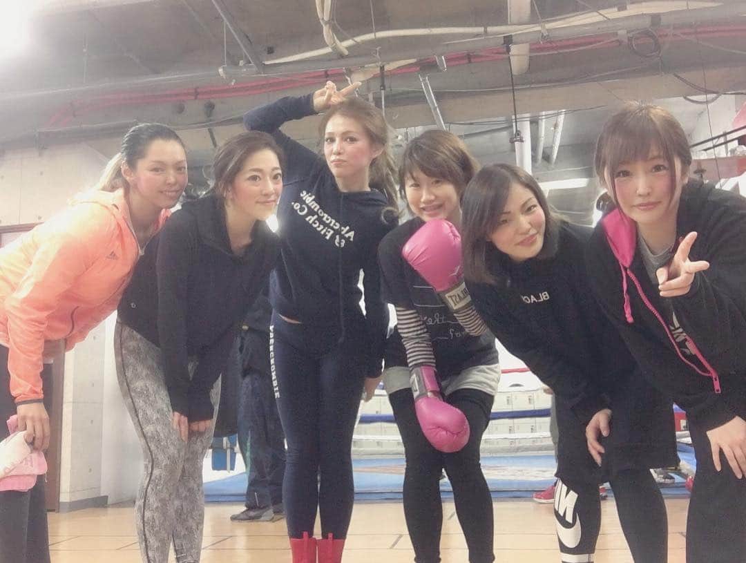 橋元優菜のインスタグラム：「☆ お友達と皆でボクシングを習い始めました🥊 ☆ 先生をしてくれたのは初代日本女子バンタム級チャンピオンの #吉田実代 選手👑 ☆ ☆  筋肉痛にはなるけど、むちゃくちゃ楽しいので、やりたい女子は是非仲間に入ってきてね😏♡ ☆ ☆ 他のメンバー脚長すぎ、顔小さすぎ、モデルみたいで本当に美人✨私も頑張って付いてゆかねば😭皆に会うたびに綺麗だなぁ...と眼福&俺得してます😏 ☆ ☆ ☆ #ボクシング  #ボクサー #チャンピオン #スタジオ #ダイエット #エクササイズ #美容 #model #kawaii #ハーフ #美女 #ボクササイズ #フィットネス #代謝アップ  #gym #japanesegirl #アンチエイジング #トレーニング #beauty #fitness」